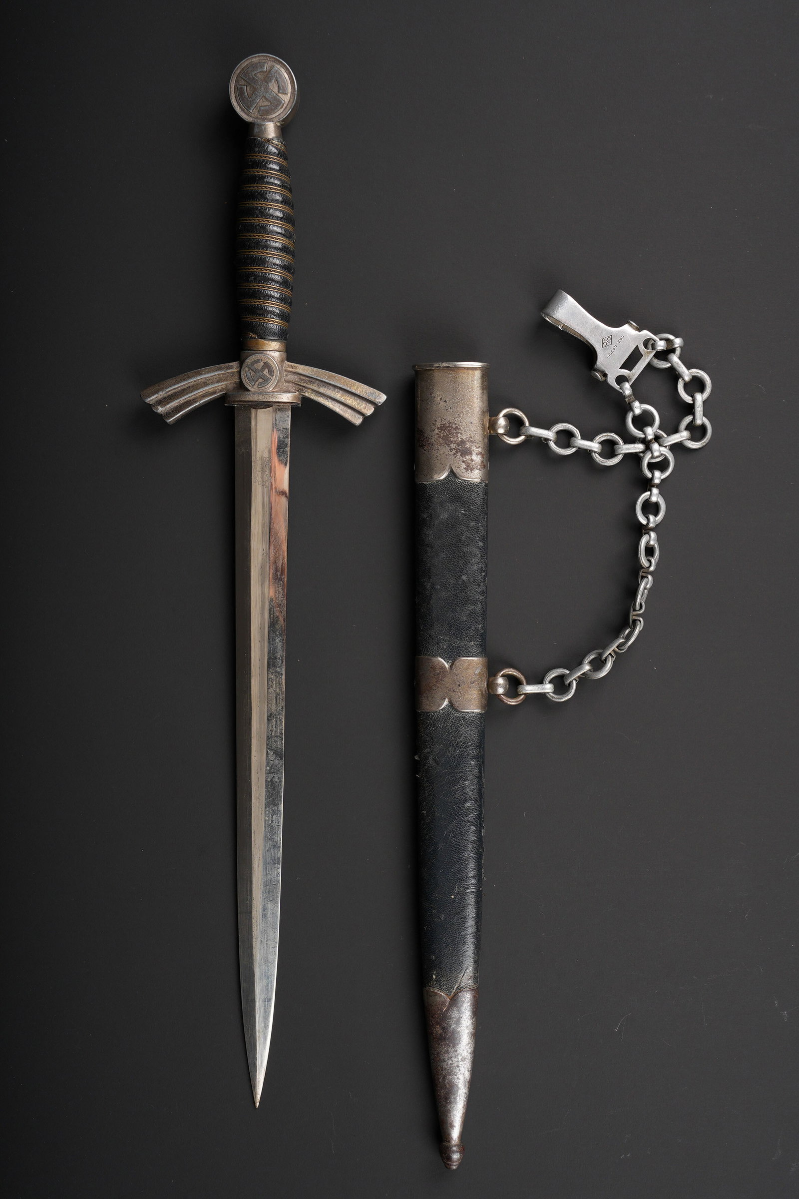 Dague Luftwaffe. German luftwaffe dagger: Dague de la Luftwaffe. Garniture en metal, oxydees. Poignee recouverte d un maroquin bleu, filigrane present. Belle lame presentant quelques taches. Fabrication Alcoso Solingen. Fourreau en metal, oxy