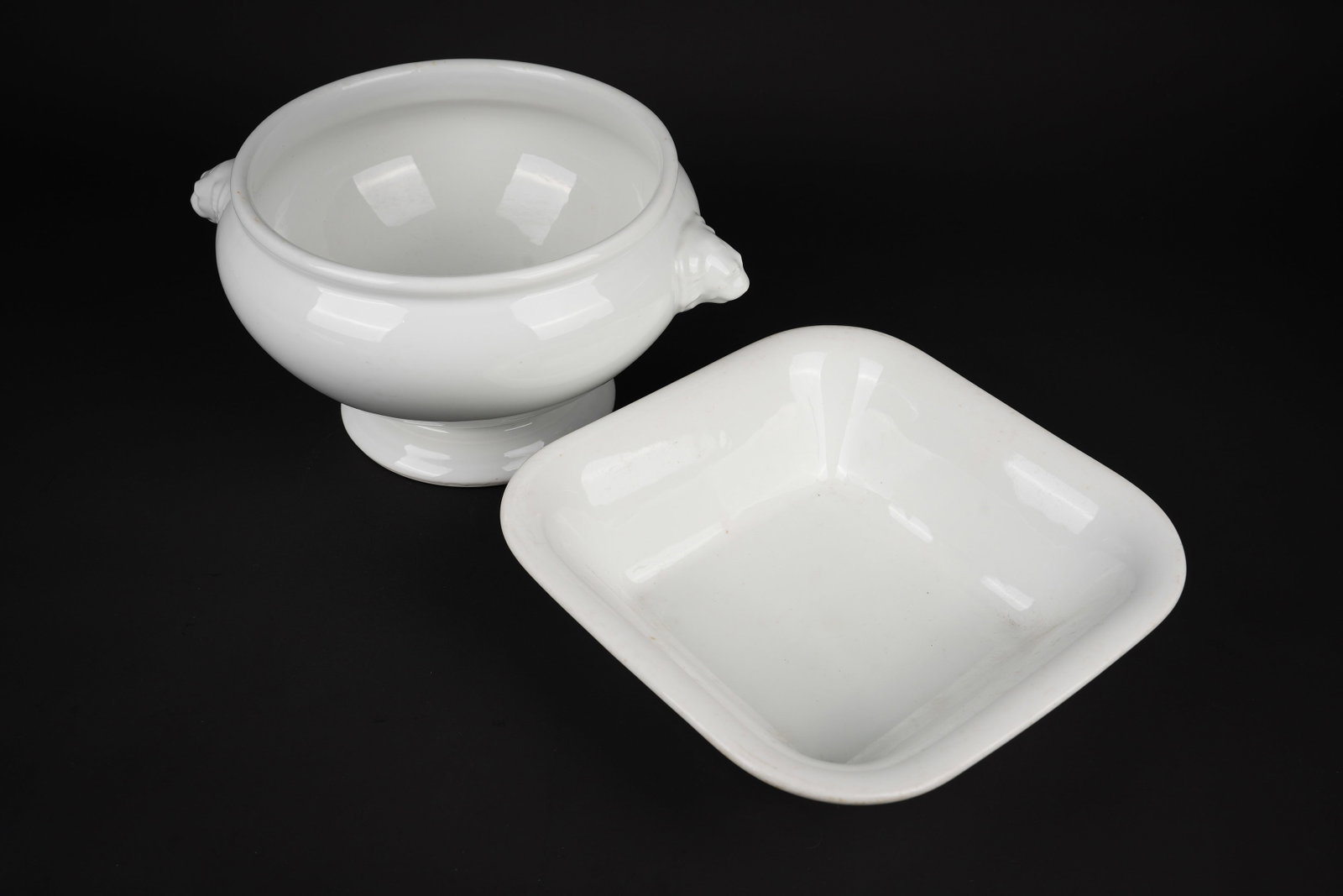 Soupiere de la Luftwaffe. Luftwaffe soup tureen.: Soupiere de la Luftwaffe. En ceramique blanche. Bel aigle de la Luftwaffe, fabrication Bavaria 1942. Hauteur 20 cm, diametre 24 cm. On y joint un plat carre en ceramique blanche, bel aigle de la Heer,