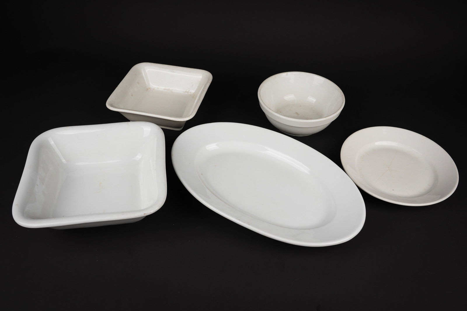 Vaisselle de la Luftwaffe. Luftwaffe tableware.: Vaisselle de la Luftwaffe. Comprenant un plat carre en ceramique blanche, bel insigne de la Luftwaffe FLUV, fabrication Bavaria 1942, hauteur 8,5 cm, dimensions 26,5 x 26,5 cm. Un petit plat carre en 