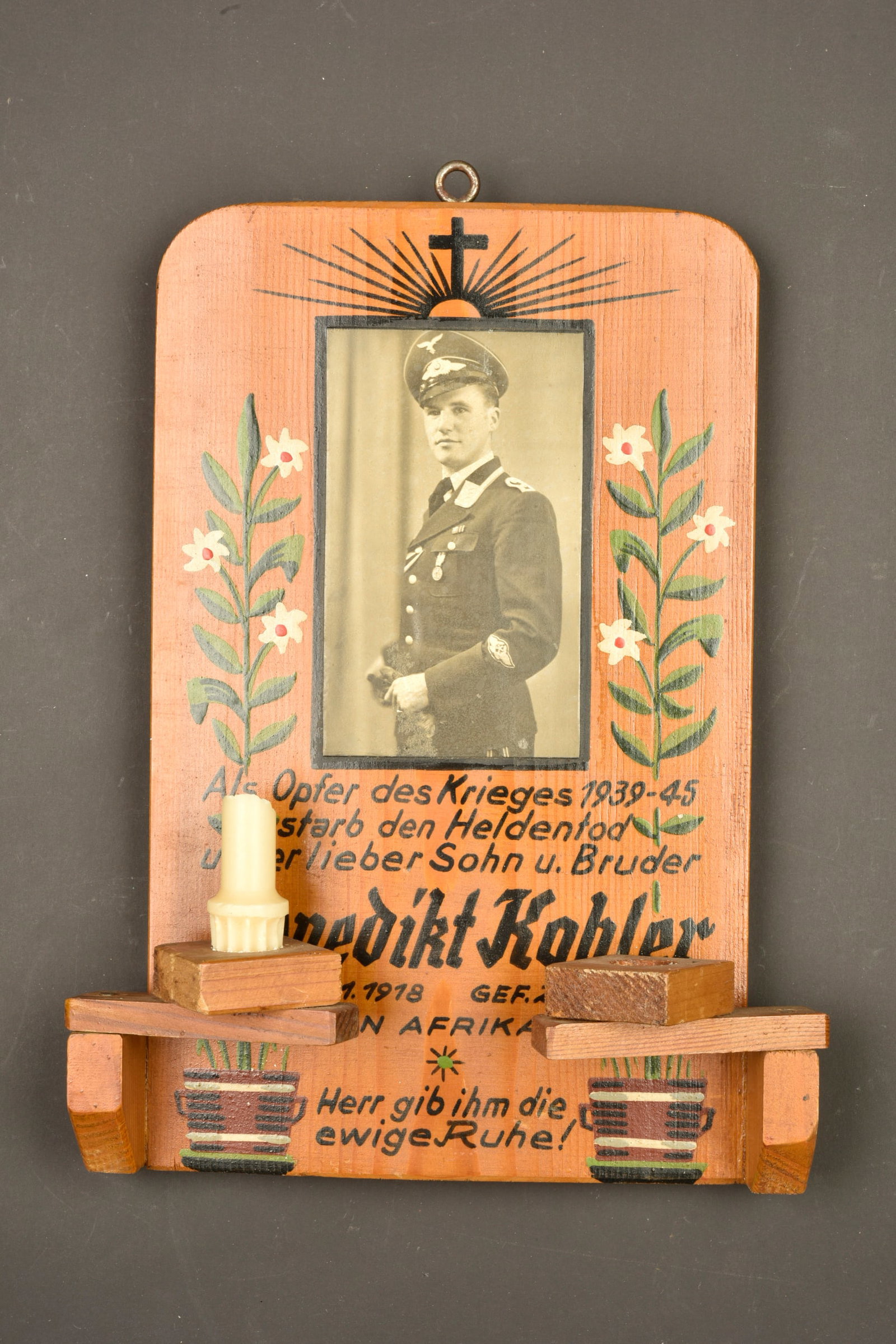 Plaque souvenir. German Souvenir plaque.: Plaque souvenir. Realisation en bois. Belle photo noir et blanc d un soldat de la Luftwaffe en uniforme. Decors a la peinture, realisation a la main. Deux support de bougies presents. Marquages Opfer