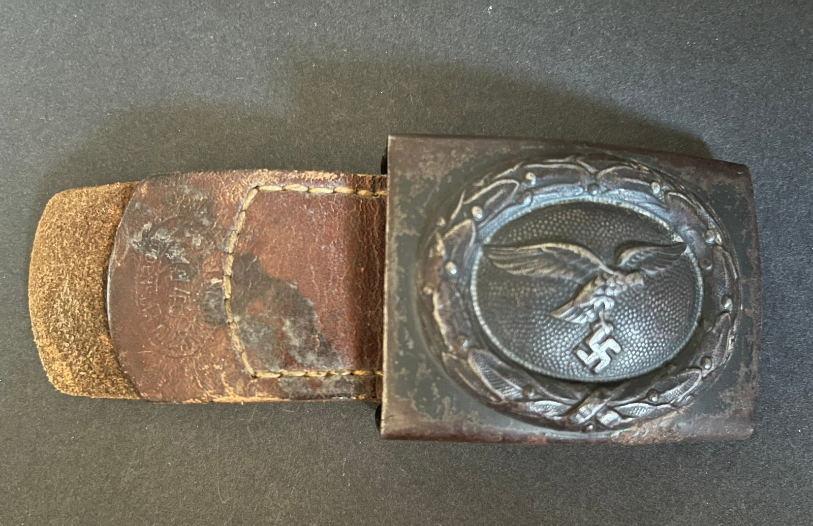 ALLEMAGNE 1933 - 1945 BOUCLE. Germany 1933 1945 belt buckle: Boucle de ceinturon de l armee de l air Luftwaffe en fer peint bleu fonce marquee S&SO avec sa languette de cuir marque Sieper und Sohne Ludenscheid 1940. Luftwaffe belt buckle in dark blue painted
