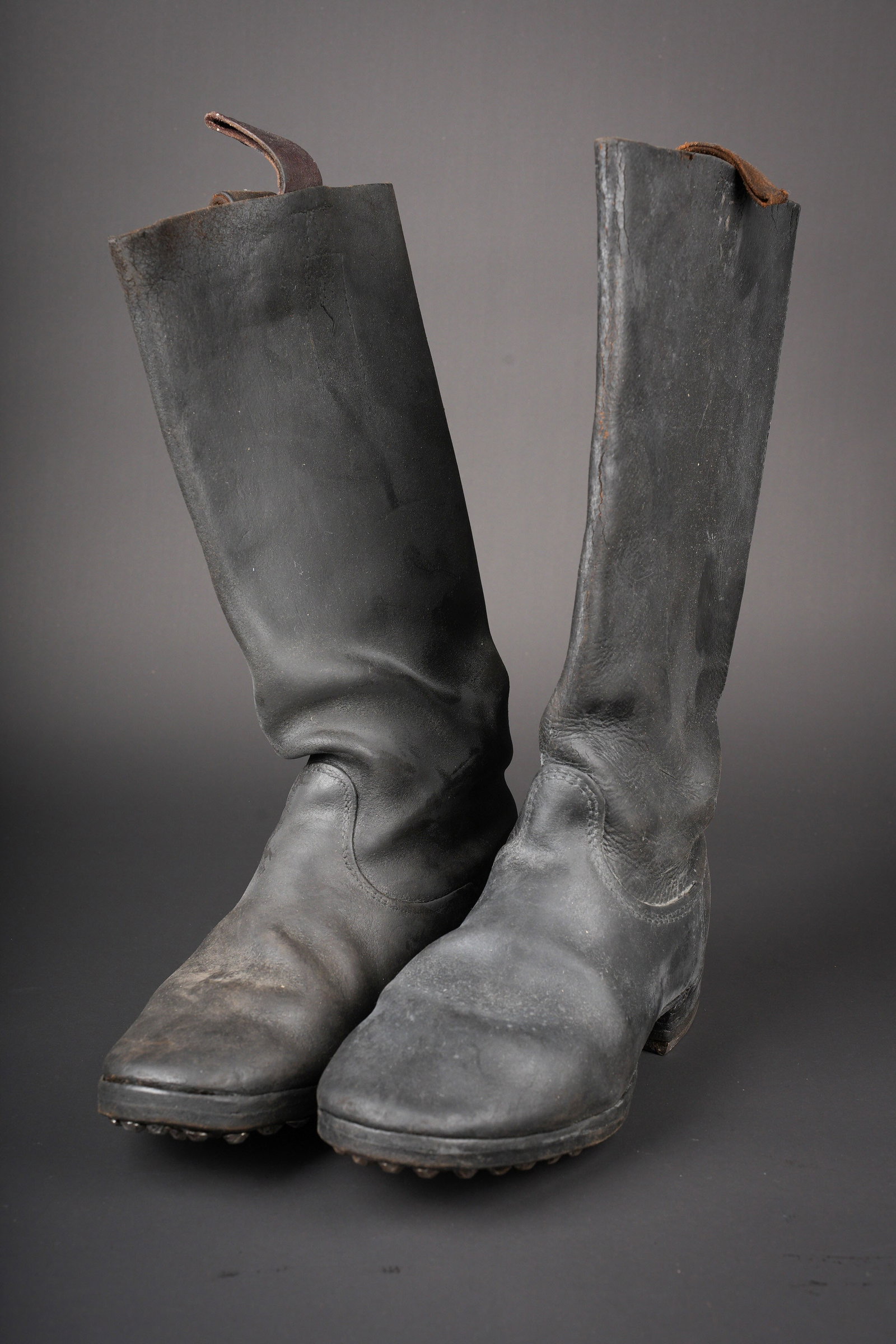 Bottes Luftwaffe. German luftwaffe boots.: Bottes Luftwaffe. Paire homogene en cuir. Cuir fortement graisse. Marquages interne Fliegerhorstkrone Gottingen. Semelles cloutees, talons ferres. A noter une certaine usure et patine des pieces.