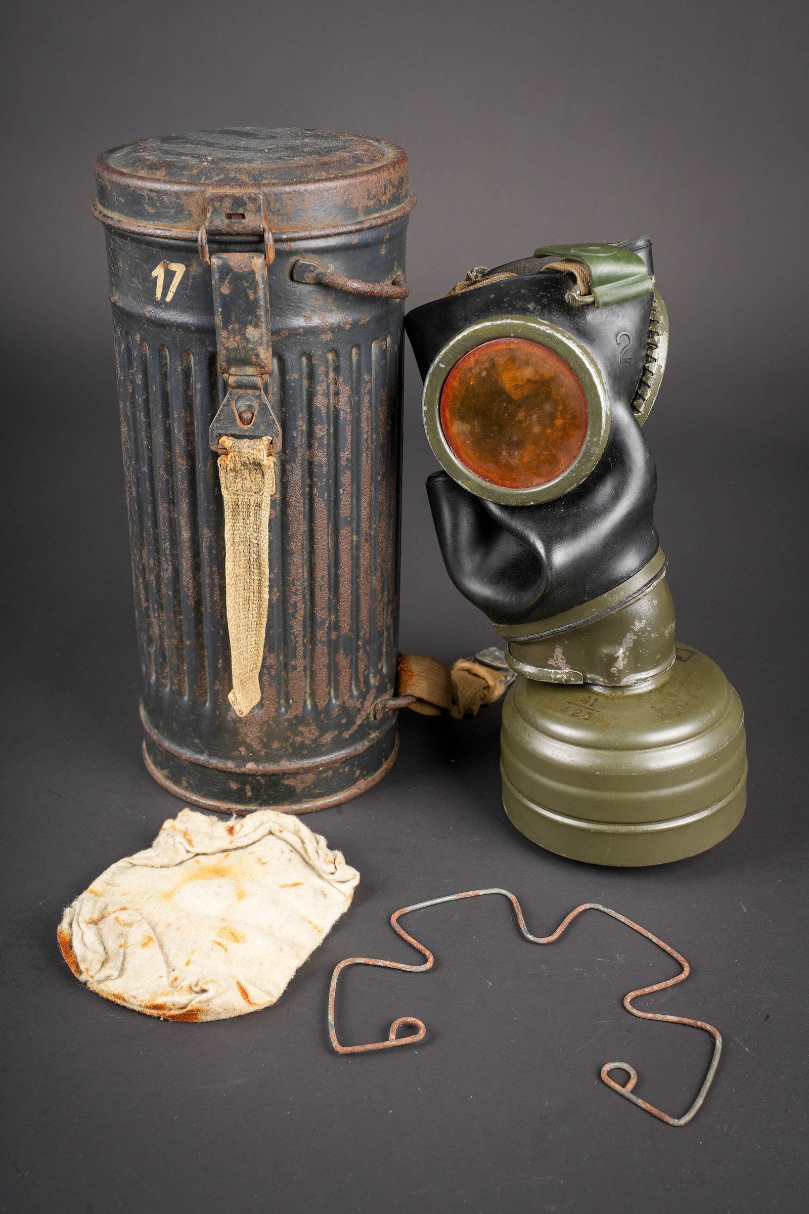 Masque anti-gaz de la Luftwaffe. German luftwaffe gas mask.: Masque anti-gaz de la Luftwaffe. Boitier long. Peinture gris/bleue a 60%. Petite sangle et tirette presentes. La petite sangle dispose d une cordelette en guise de reparation. Chiffre 17 peint en