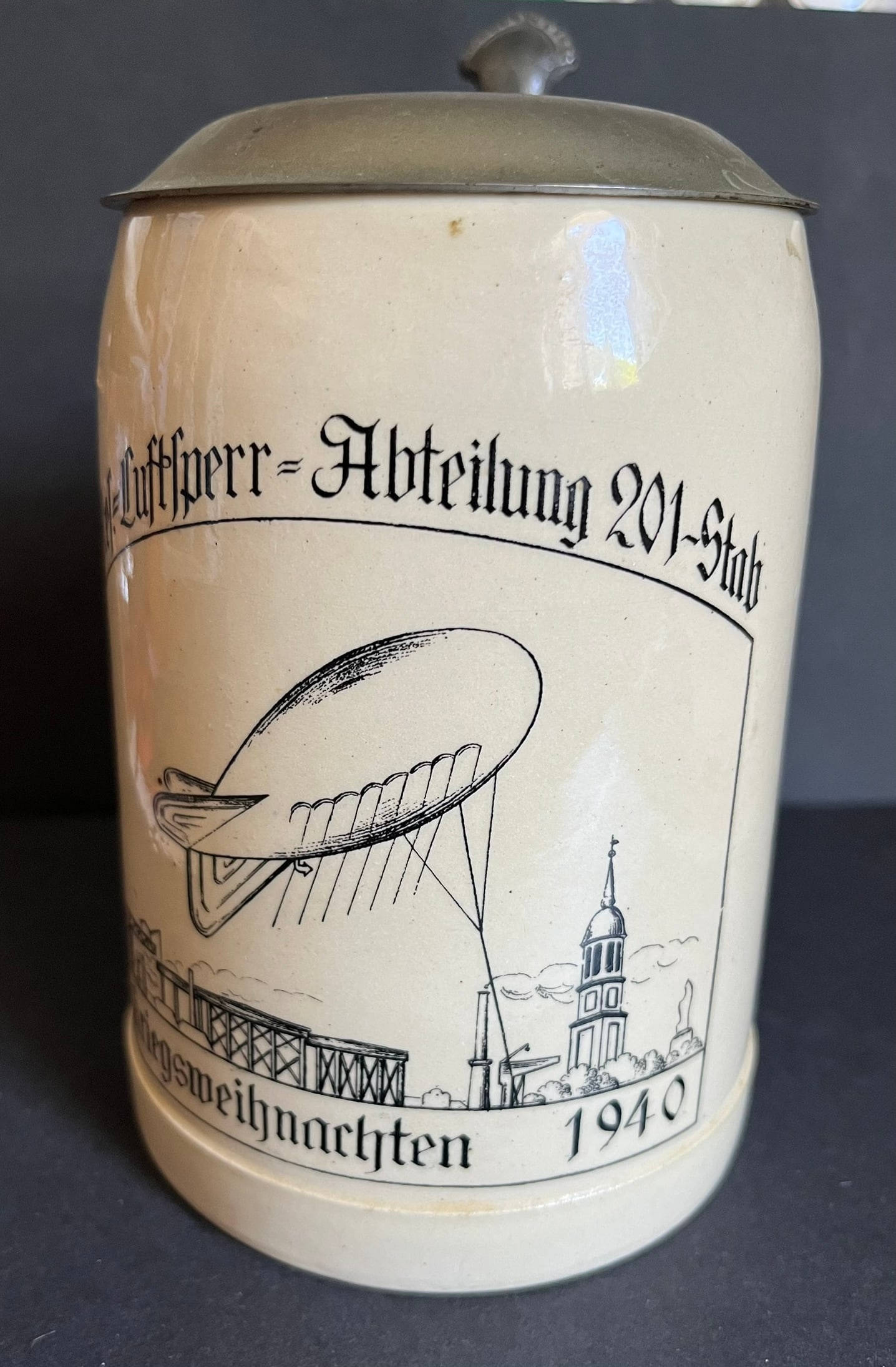 ALLEMAGNE 1933 - 1945 CHOPE. Germany 1933 1945 tankard: Chope en gres 0 5l a couvercle en etain avec mention illustree de la section de ballons de barrage 201 pour le Noel de guerre 1940 -forme a Wittenberg (Saxe-Anhalt) en 1939 et en service a Hambourg
