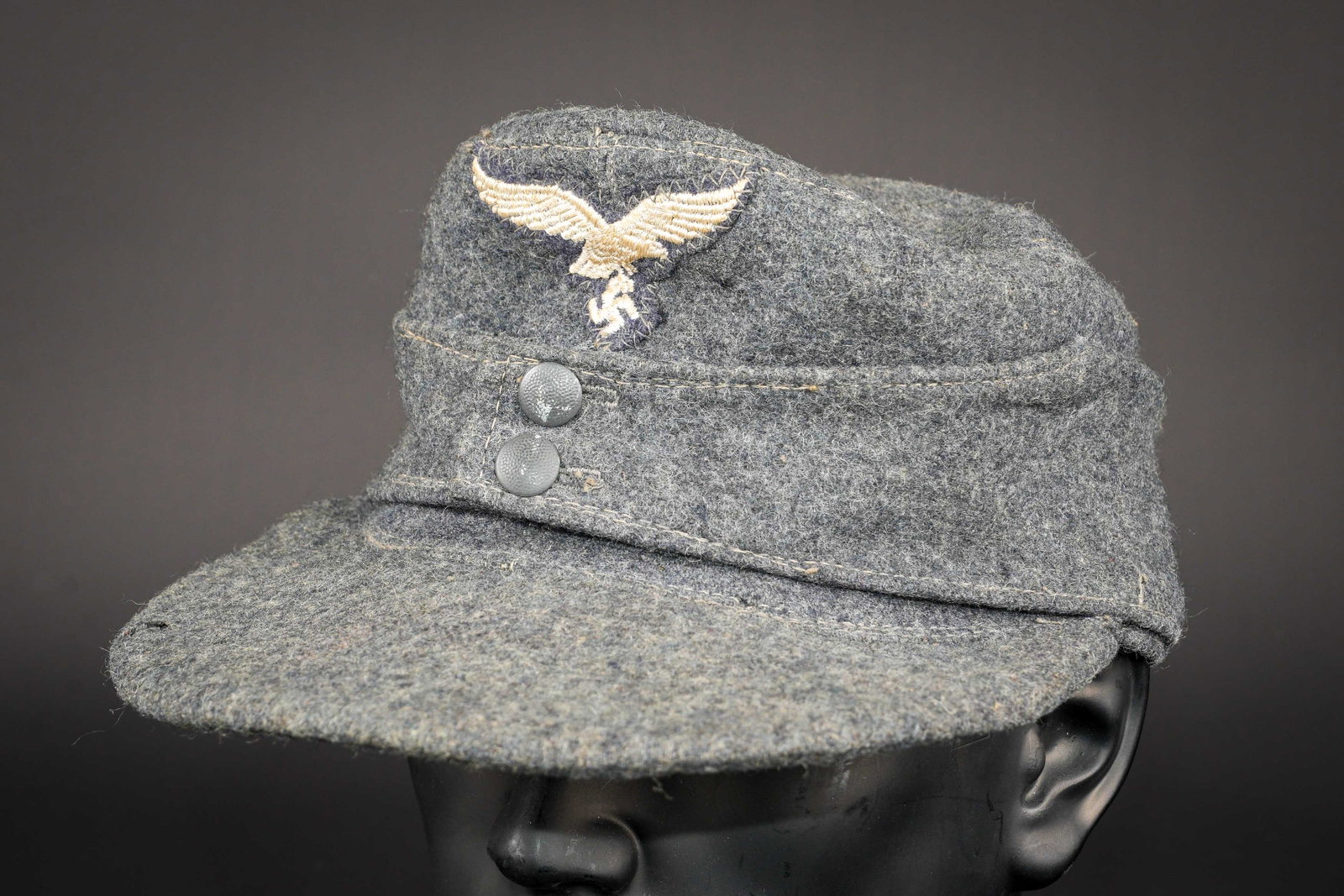 Casquette M-43 Luftwaffe. Luftwaffe M43 field cap.: Casquette M-43 de la Luftwaffe. En drap gris bleu. Deux boutons grenele et en couleur d origine, fermant le rabat. Aigle de la Luftwaffe du second type cousu de maniere reglementaire. Cocarde Bevo