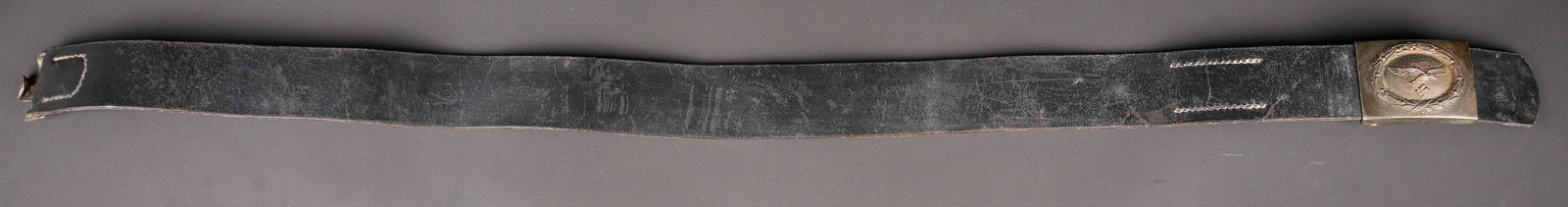 Ceinturon de la Luftwaffe. German luftwaffe belt.: Ceinturon de la Luftwaffe. En cuir noir. Bouclerie en metal. Reste de peinture a 20%. Taille 90. Les marquages sont illisibles. Taille de reglage complete. Boucle de ceinturon en metal, peinture fin