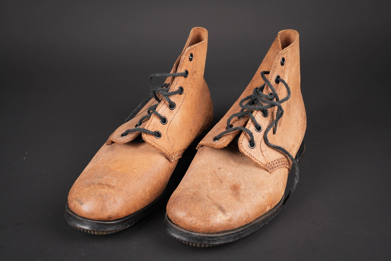 Brodequins type allemand. German type boots: Brodequins type allemand. Paire homogene en cuir retourne marron. Six ?illets de lacage. Les lacets sont posterieurs. Semelles en cuir cloutees et ferrees. Indication d une taille 41 sous la semelle.
