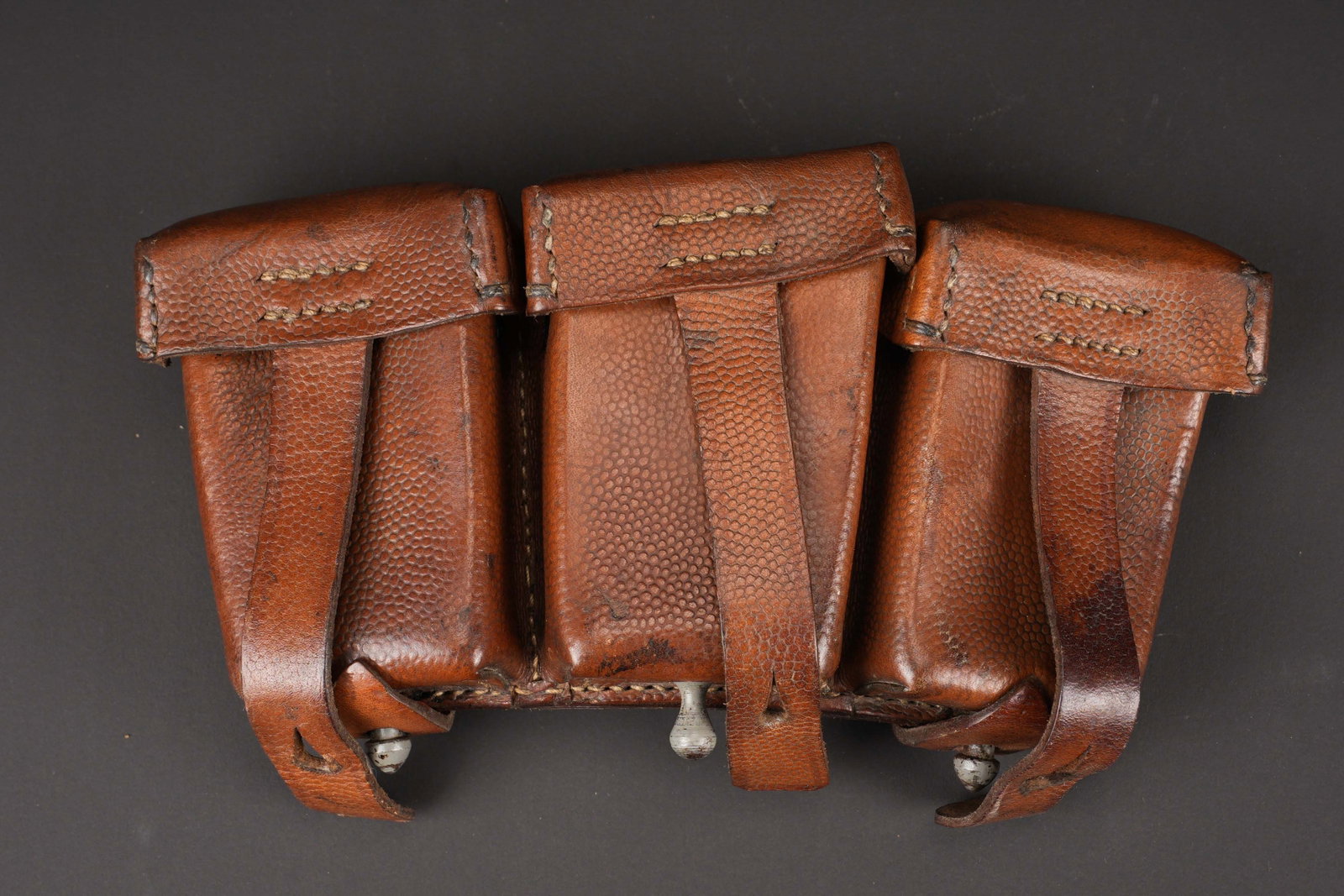 Cartouchiere de Mauser 98K. German Mauser pouches.: Cartouchiere de Mauser 98K. En cuir grenele marron. Toutes les sangle sont presentes, ainsi que l anneau en metal. Marquages fabricant illisibles, datee 1941. Un rabat porte le tampon 438. A noter