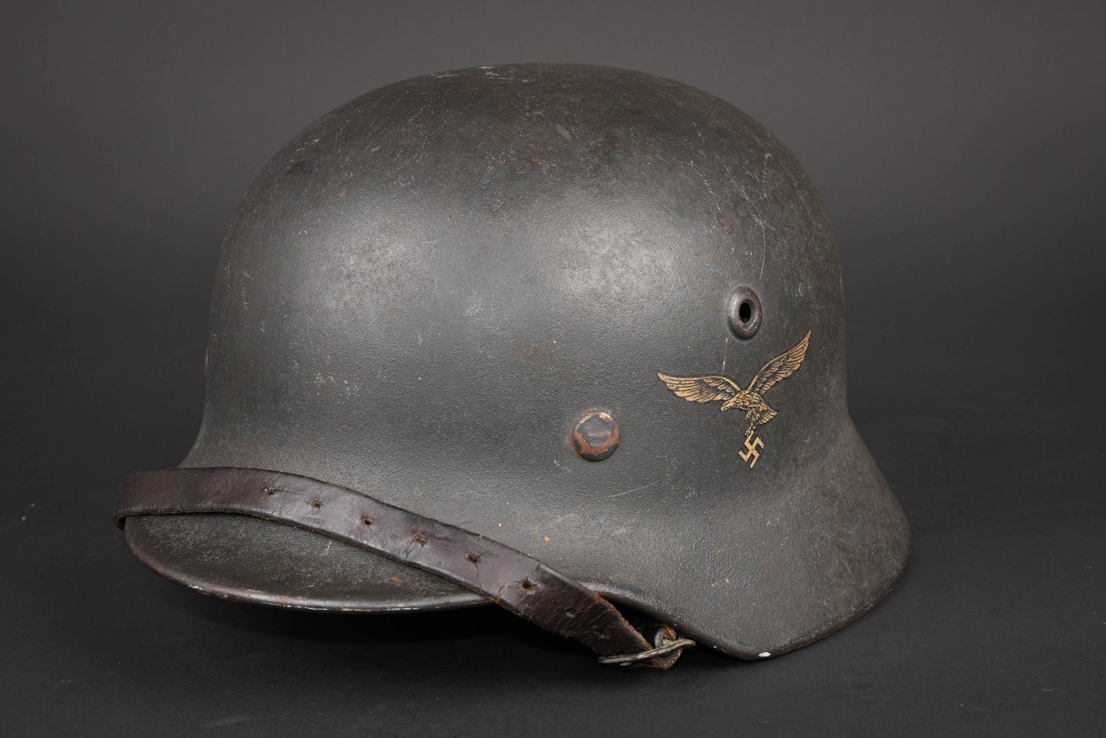 Casque de la Luftwaffe. German luftwaffe helmet.: Casque de la Luftwaffe. Coque de casque M-40. Fabrication Quist, la taille est illisible. Numero de lot DN210. Coiffe en cuir complete avec son cordon de serrage. Nombreuses marques d usure.