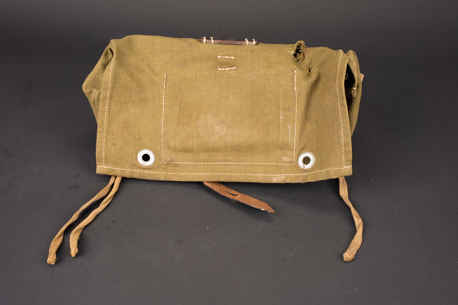 Sacoche de sturmgepack. German Sturmgepack satchel.: Sacoche de Sturmgepack. En forte toile Feldgrau. Toutes les sangles sont presentes. Les passants arrieres sont en toile. Tampon du fabricant illisible, date 1942. RG 34 en metal incomplet. A noter