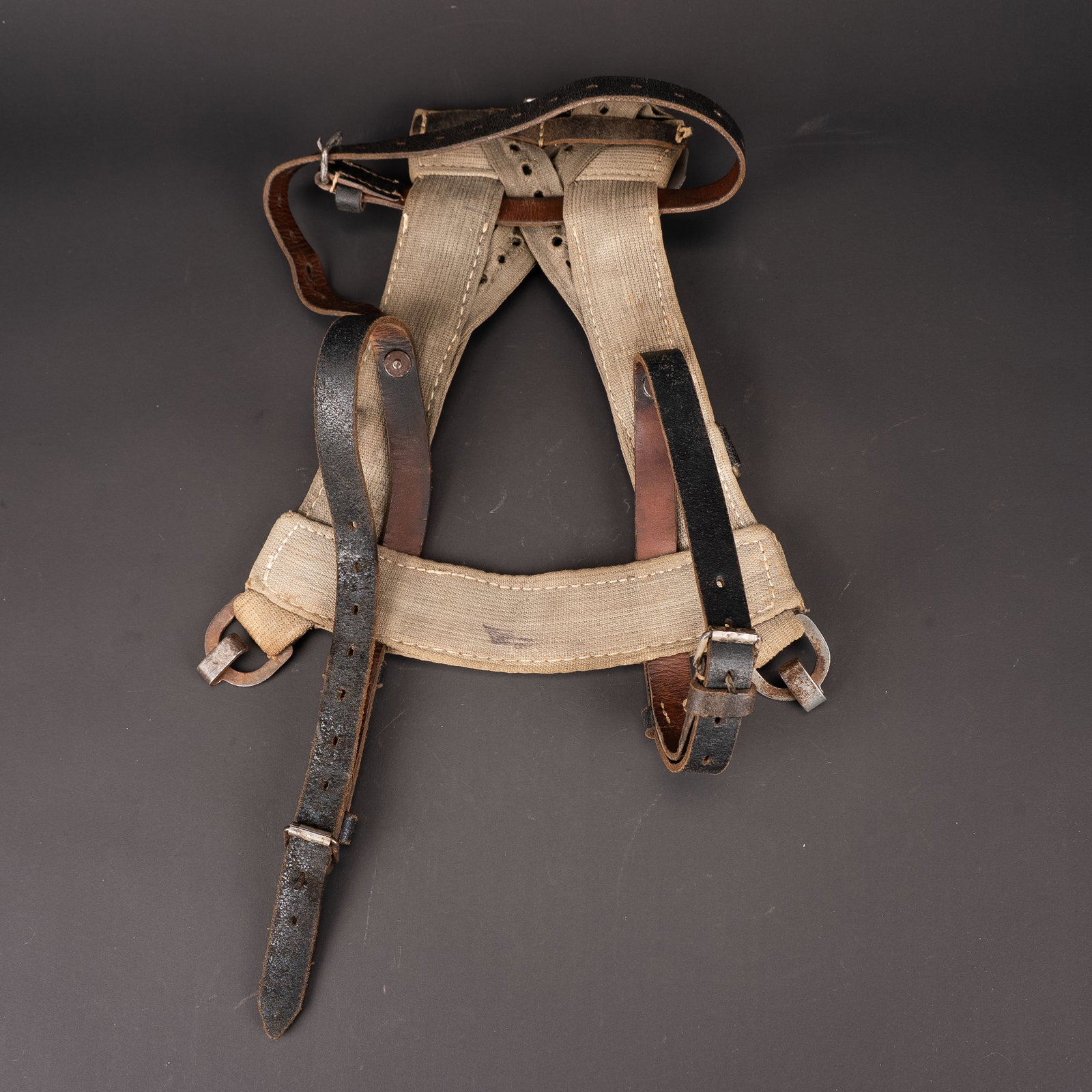 Sturmgepack. German Sturmgepack.: Sturmgepack. En epaisse toile gris/bleu, fortement decoloree par le soleil. Bouclerie en metal. Toutes les sangles en cuir sont presentes. Les attaches metalliques sont completes. Sans marquages
