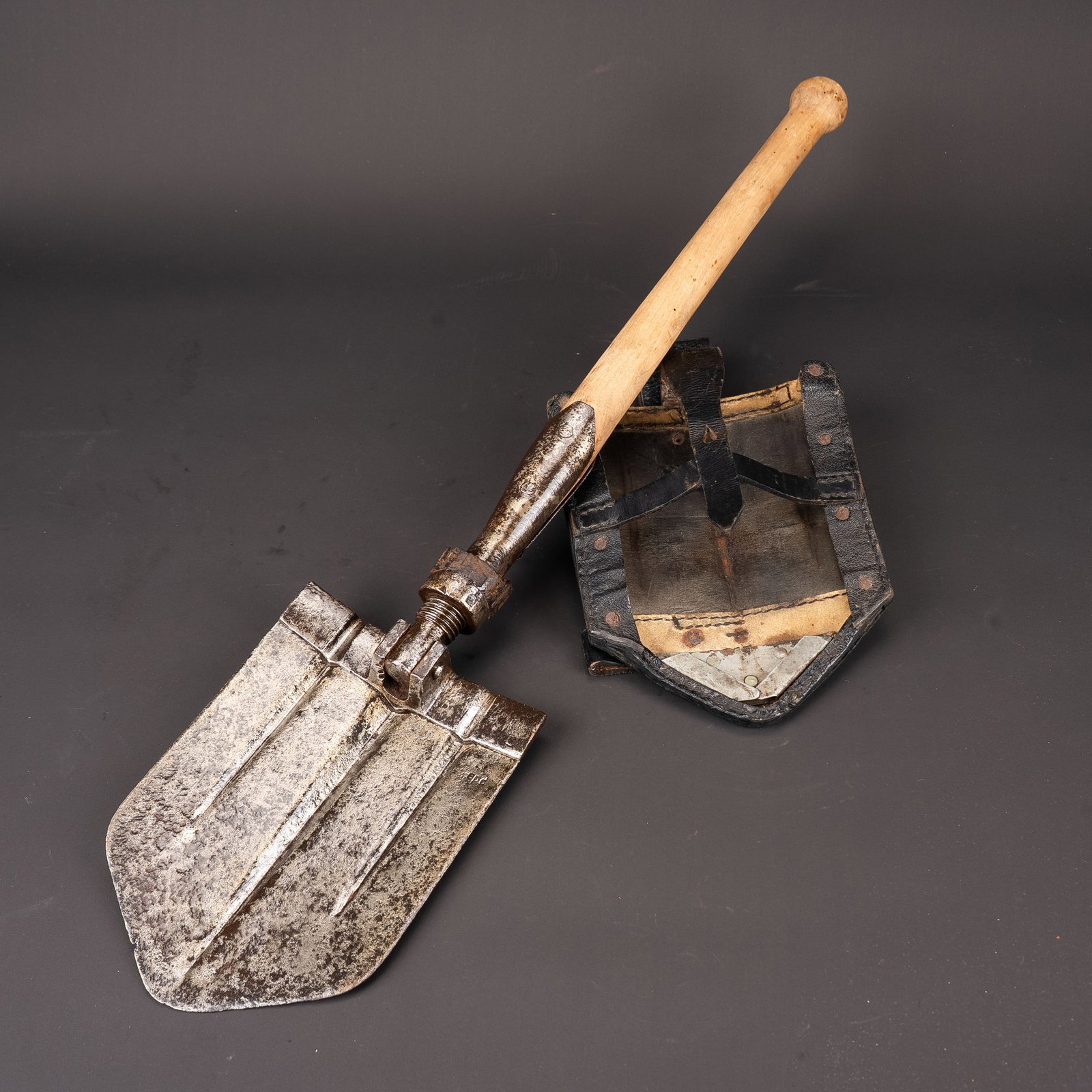 Pelle pliante allemande. German folding shovel.: Pelle pliante allemande. Manche en bois decape et nettoye. Partie metallique pliante. Toutes les pieces mobiles sont non fonctionnelles. Partie metallique fortement oxyde et nettoyee. Fabrication