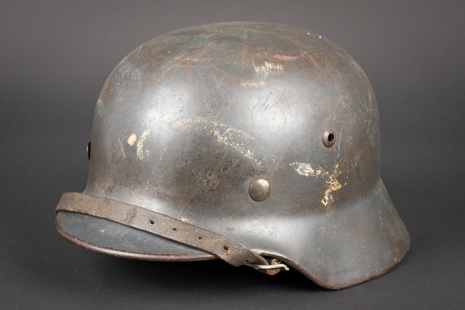Casque de la Luftwaffe. German Luftwaffe Helmet.: Casque double insigne de la Luftwaffe. Coque de casque M-35. Fabrication EF 64, numero de lot 3660. Peinture gris bleu a 70%. Insigne national et aigle de la Luftwaffe a 10%. Nombreuses traces de