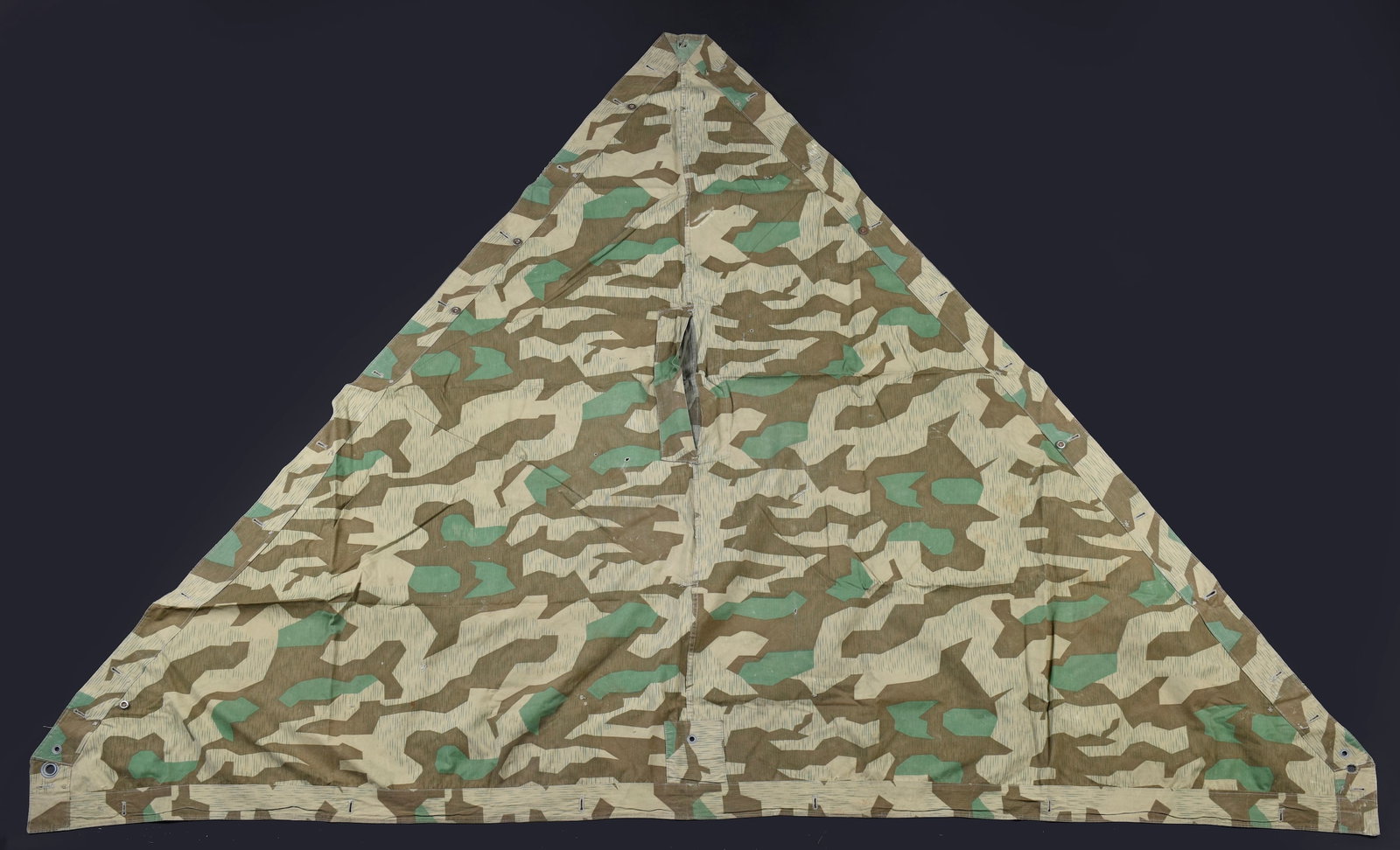 Toile de tente allemande. German shelter quarter.: Toile de tente allemande. En tissu camoufle eclat. La majorite des boutons sont presents. Les cordelettes sont absentes. Les marquages sont partiellement illisibles, datee aout 1940. A noter une
