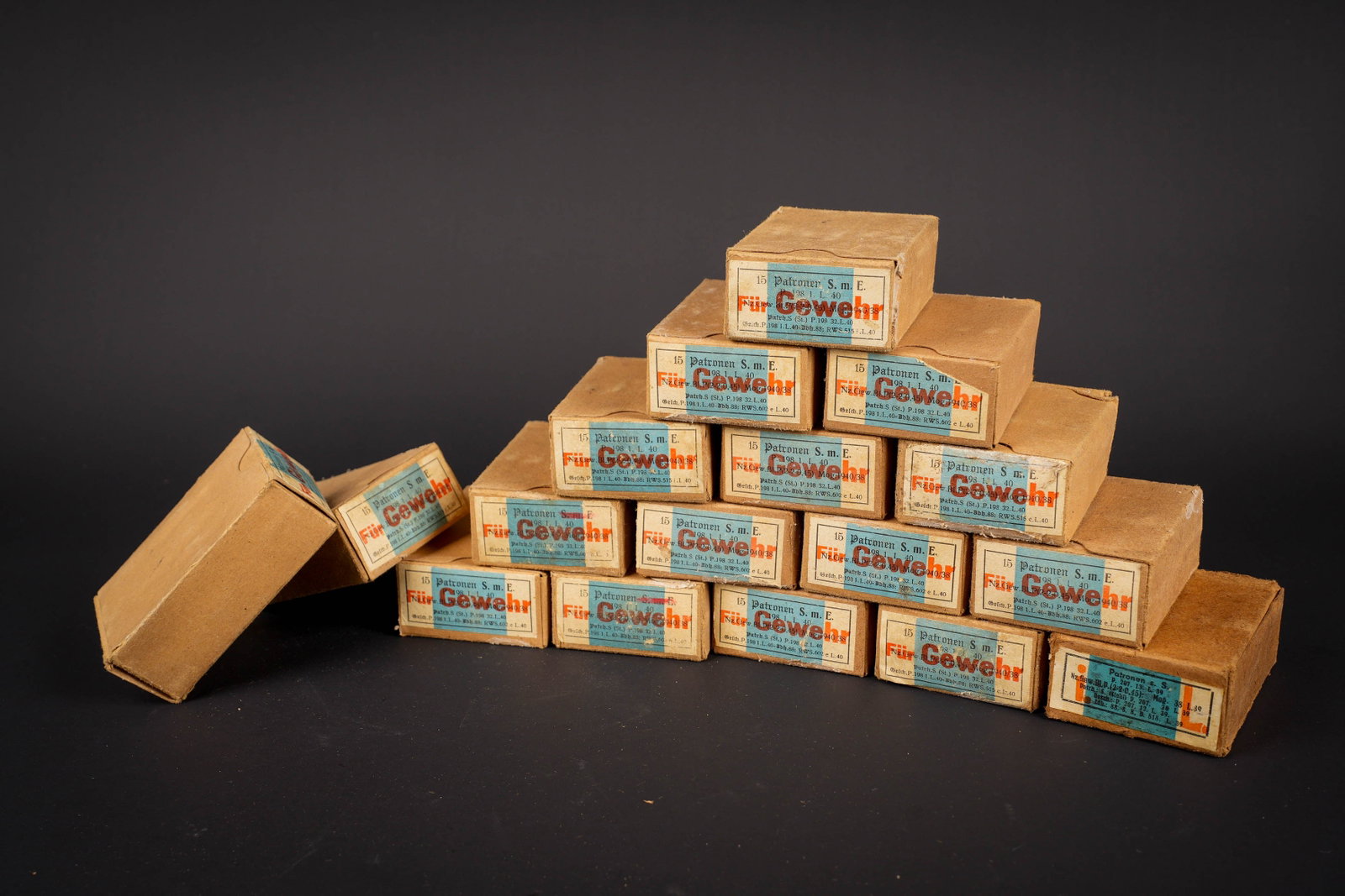 Boites pour munitions allemande. German ammunition boxes.: Boites pour munitions allemande. 18 boites en carton vide. Etiquettes marquees 15 Patronen SME Fur Gewehr. Une boite porte l etiquette Patronen SS. A noter une certaine usure et patine des pieces.