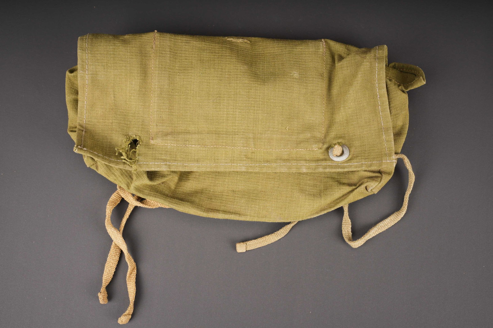 Sacoche de sturmgepack. Sturmgepack satchel.: Sacoche de Sturmgepack. En forte toile Feldgrau. Toutes les sangles sont presentes. Les passants arrieres sont en toile. Un ?illet a ete arrache. Tampon du fabricant Franz Brenme Walsrode 1941. A
