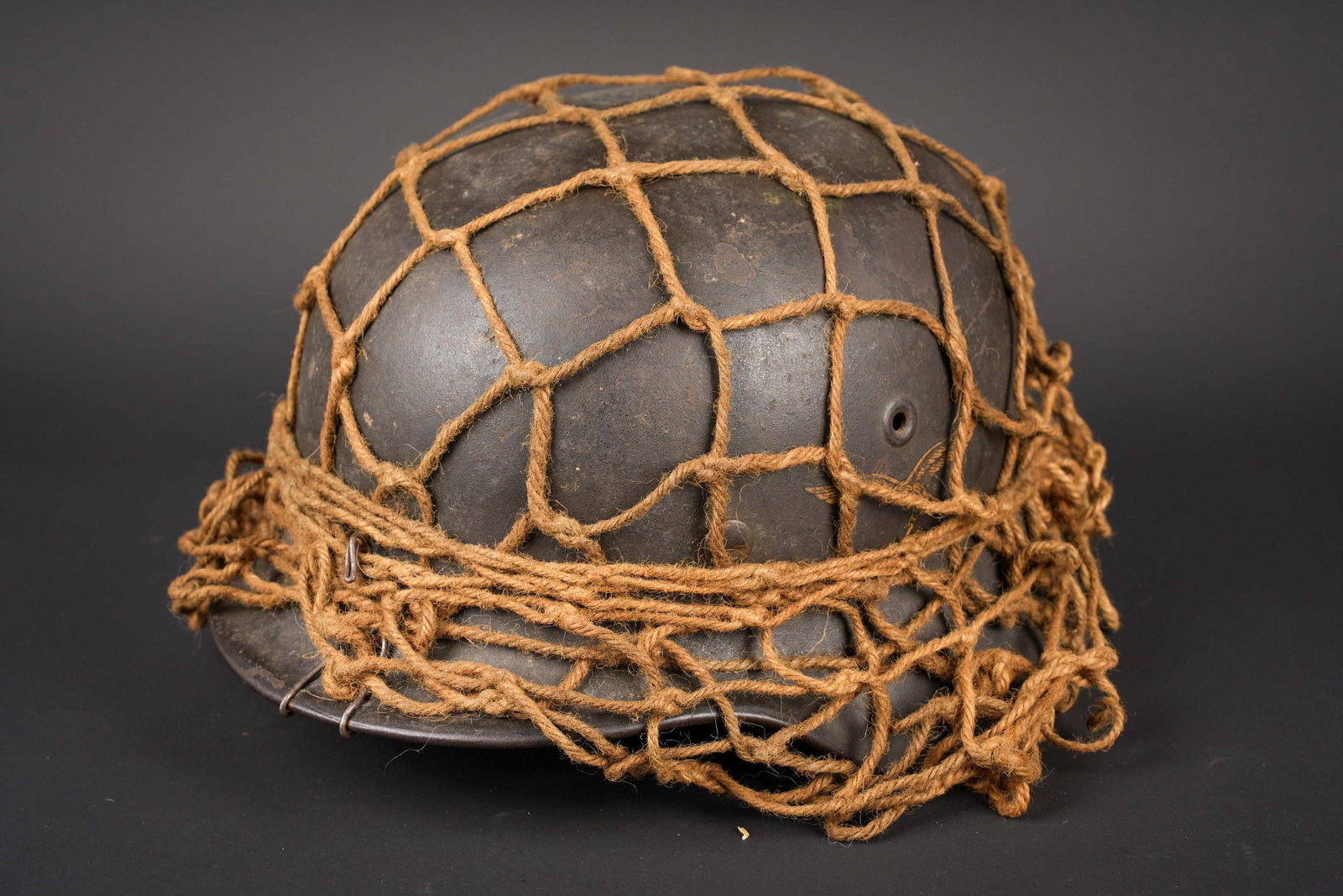 Casque de la Luftwaffe. German Luftwaffe Helmet: Casque de la Luftwaffe. Coque de casque M-40. Fabrication EF 66. Numero de lot 503. Coiffe en cuir incomplete et fortement abimee avec de nombreux manques. Jugulaire absente. Systeme de fixation du