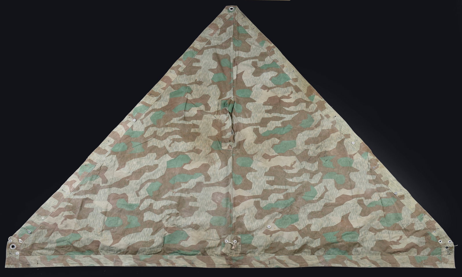 Toile de tente allemande. German shelter quarter.: Toile de tente allemande. En tissu camoufle eclat. La majorite des boutons est des cordelettes sont presentes. Les marquages sont partiellement illisibles. Datee 1935. A noter une certaine usure et