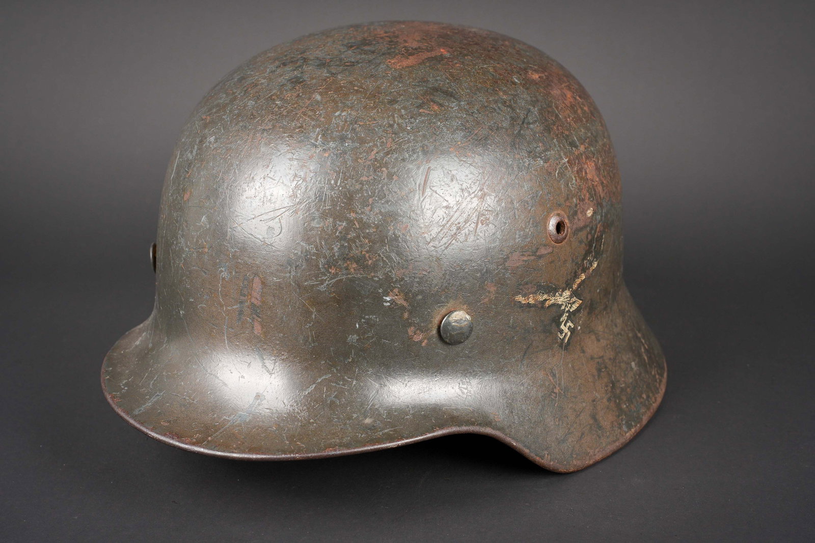 Casque de la Luftwaffe. German Luftwaffe Helmet: Casque de la Luftwaffe. Coque de casque M-35. Fabrication SE66, numero de lot 3947. Peinture gris bleue a 50%. Peinture fortement nettoyee et frottee. Aigle de la Luftwaffe du second type a 50%.