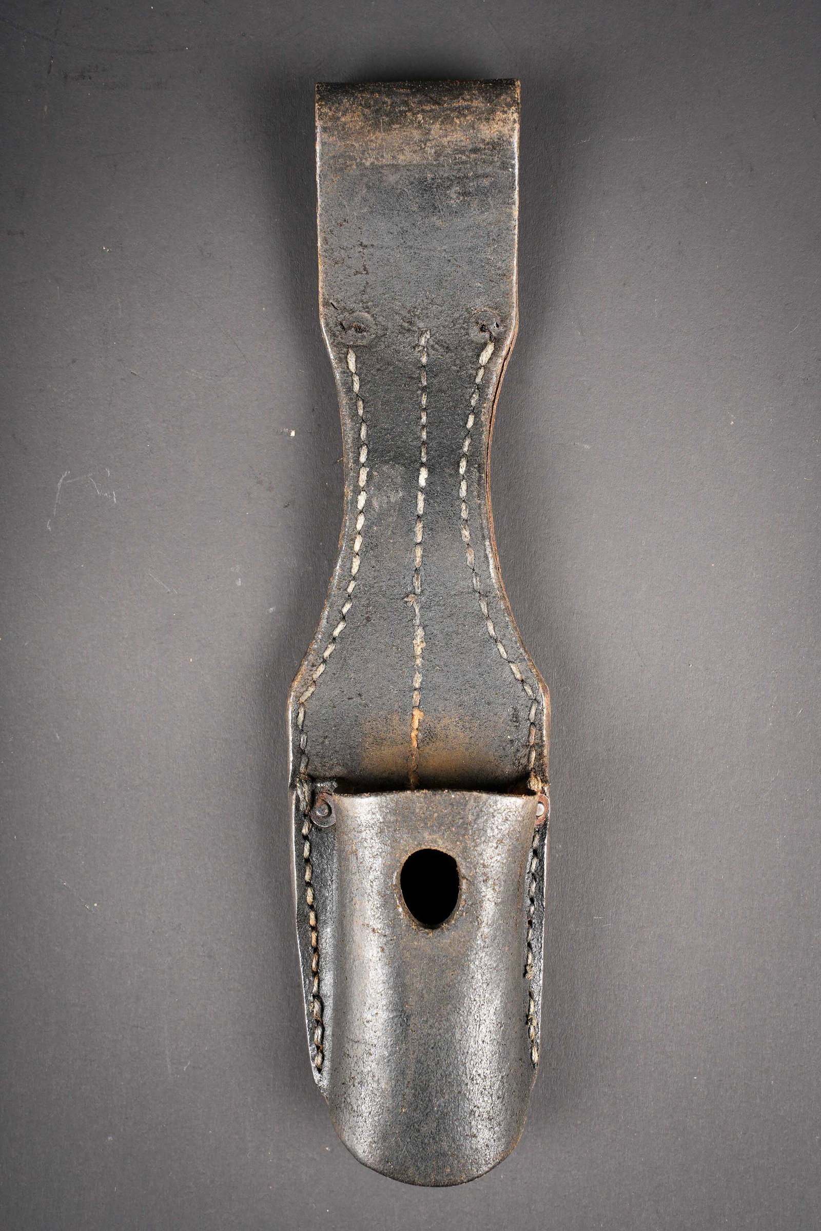 Gousset de baonnette allemand. German bayonet frog.: Gousset de baonnette allemand. En cuir noir. Marquages partiellement illisibles. Date 1942. A noter une certaine usure et patine de la piece. Etat II+. German bayonet frog. Black leather