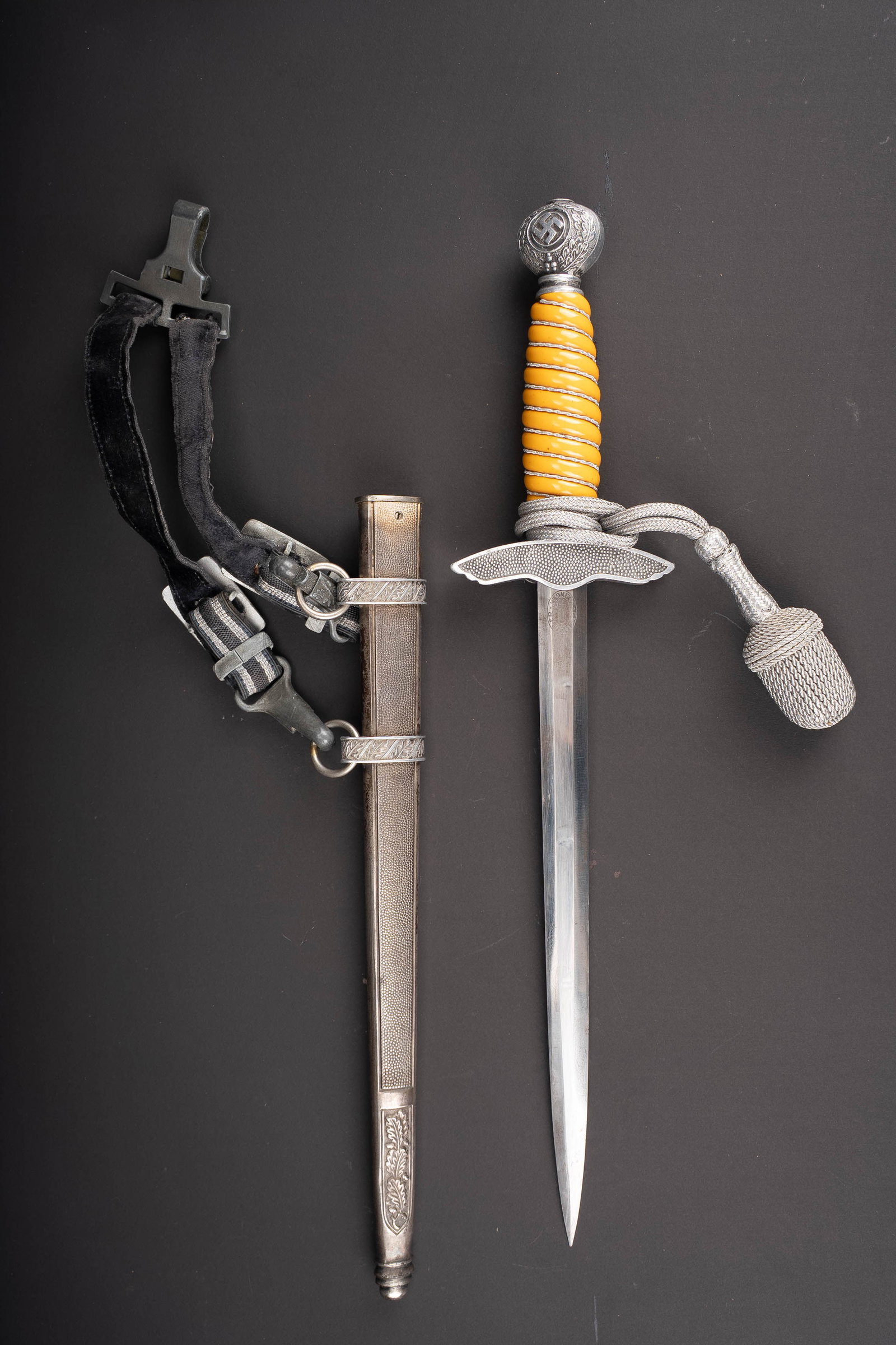Dague officier Luftwaffe. Luftwaffe officer?s dagger.: Dague d officier de la Luftwaffe. Garniture en metal. Les dorures des insignes nationaux sont absentes. Poignee en cellulod jaune, presentant quelques fissures. Filigrane complet. Dragonne en fil d ar