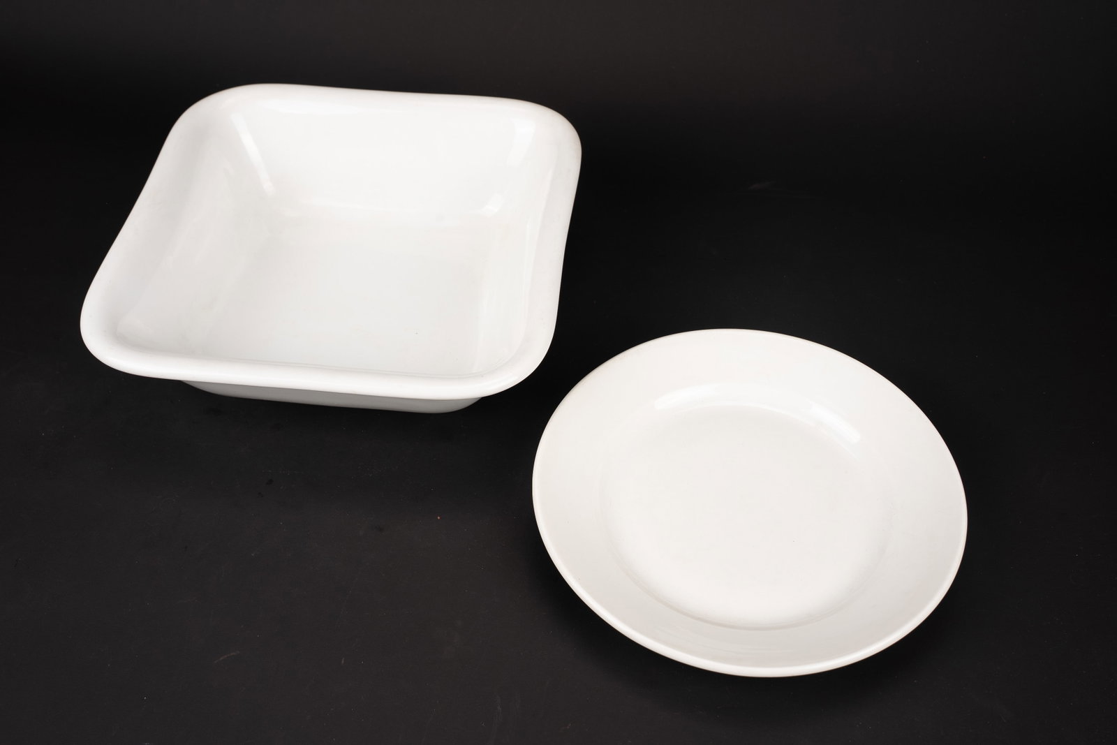 Assiette et saladier de la Luftwaffe. Luftwaffe plate and salad bowl.: Assiette et saladier de la Luftwaffe. En porcelaine blanche, assiette plate de la manufacture Bohemia de 23 cm de diametre et saladier carre manufacture Bavaria de 26,3 x 26,3 cm. Tous deux avec marqu