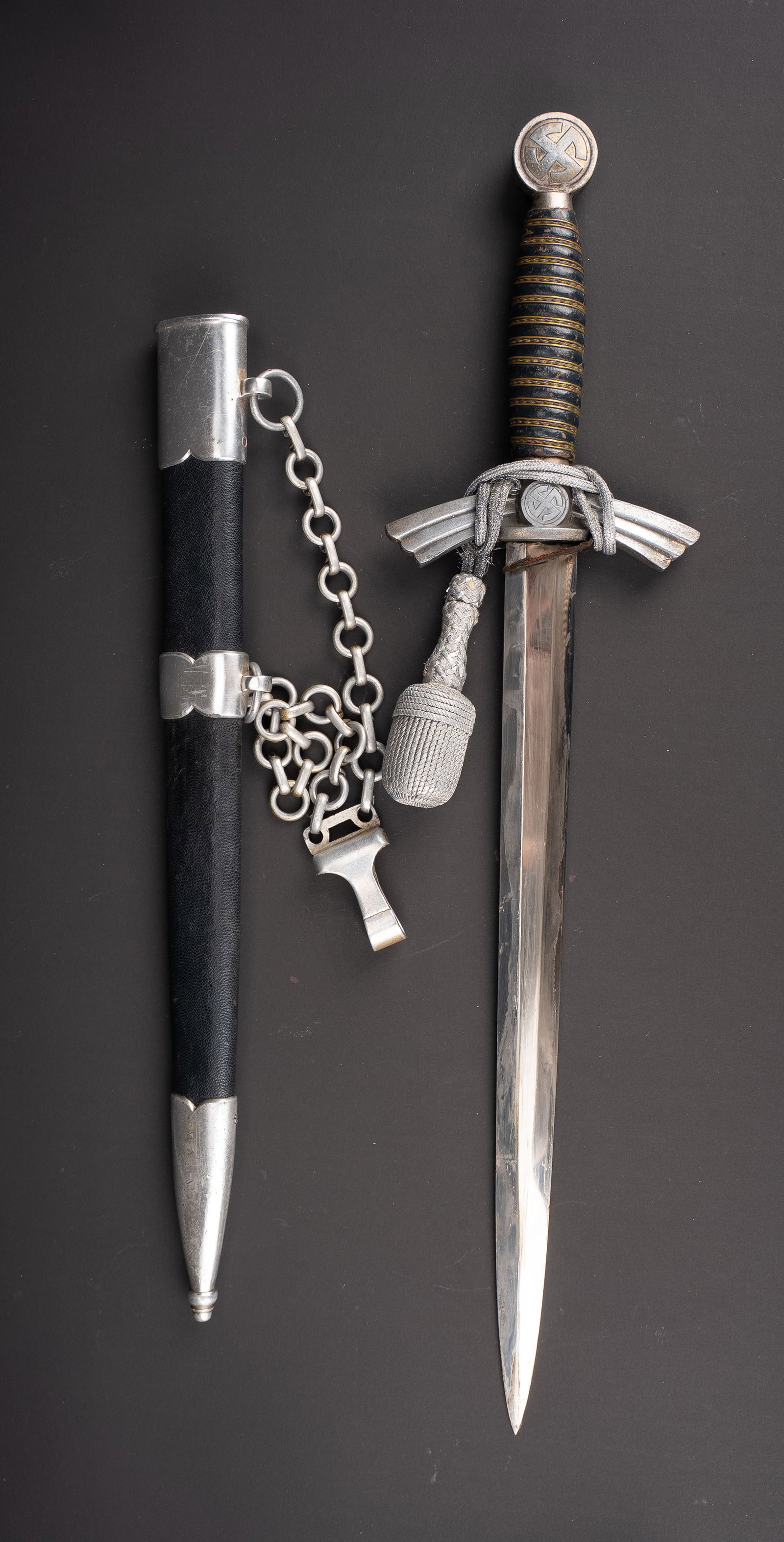 Dague de la Luftwaffe. German Luftwaffe dagger.: Dague de la Luftwaffe. Garniture en metal, couleur argent. Les dorures des insignes nationaux sont absentes. Modele composite de dague. Poignee en maroquin bleu presentant une certaine usure. Filigran
