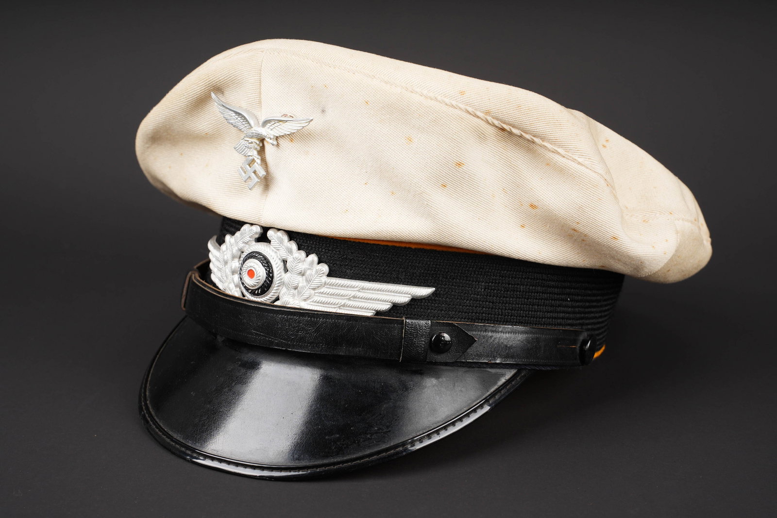 Casquette personnel volant LW. German Luftwaffe visor cap.: Casquette de sous-officier du personnel volant ou parachutiste. Modele estival. Bandeau en mohair noir. Insignes metalliques. Les insignes n ont pas ete demontes afin de verifier les attaches. Aigle