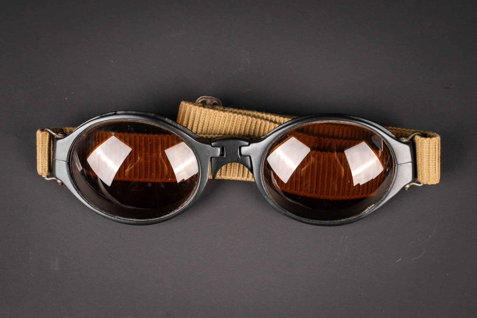 Lunettes de pilote LW. Luftwaffe pilot goggles.: Lunettes de pilote de la Luftwaffe. Armature pliante en bakelite noire. Verres fumes. Elastique souple et en tres bon etat. Sans marquages visibles. A noter une certaine usure et patine de la piece.