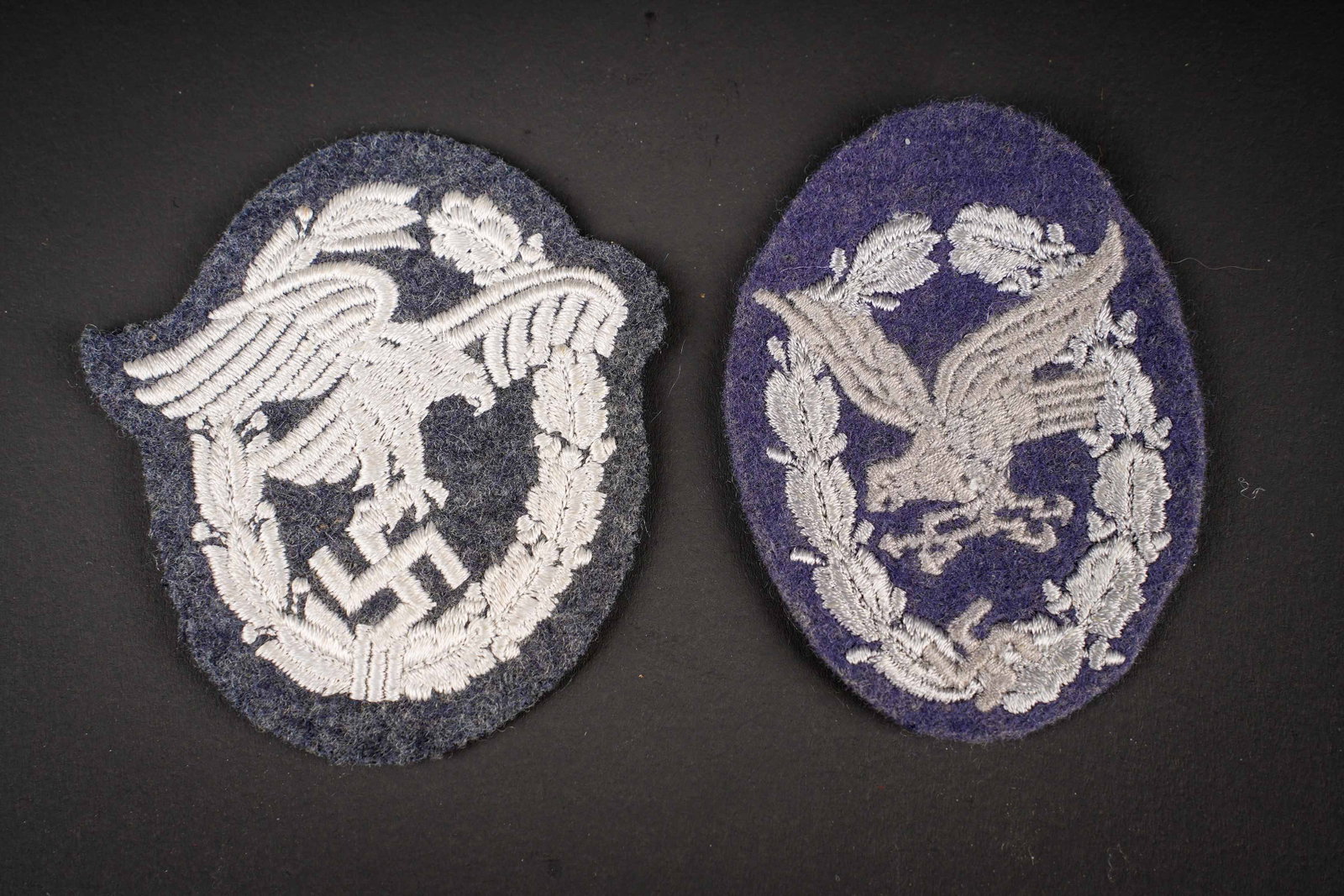Brevets Luftwaffe. Luftwaffe qualification badges.: Brevets Luftwaffe. Comprenant un brevet d operateur radio brode sur fond en drap gris/bleu. Un brevet d observateur brode sur fond en drap gris/bleu. A noter une legere usure et patine des pieces.