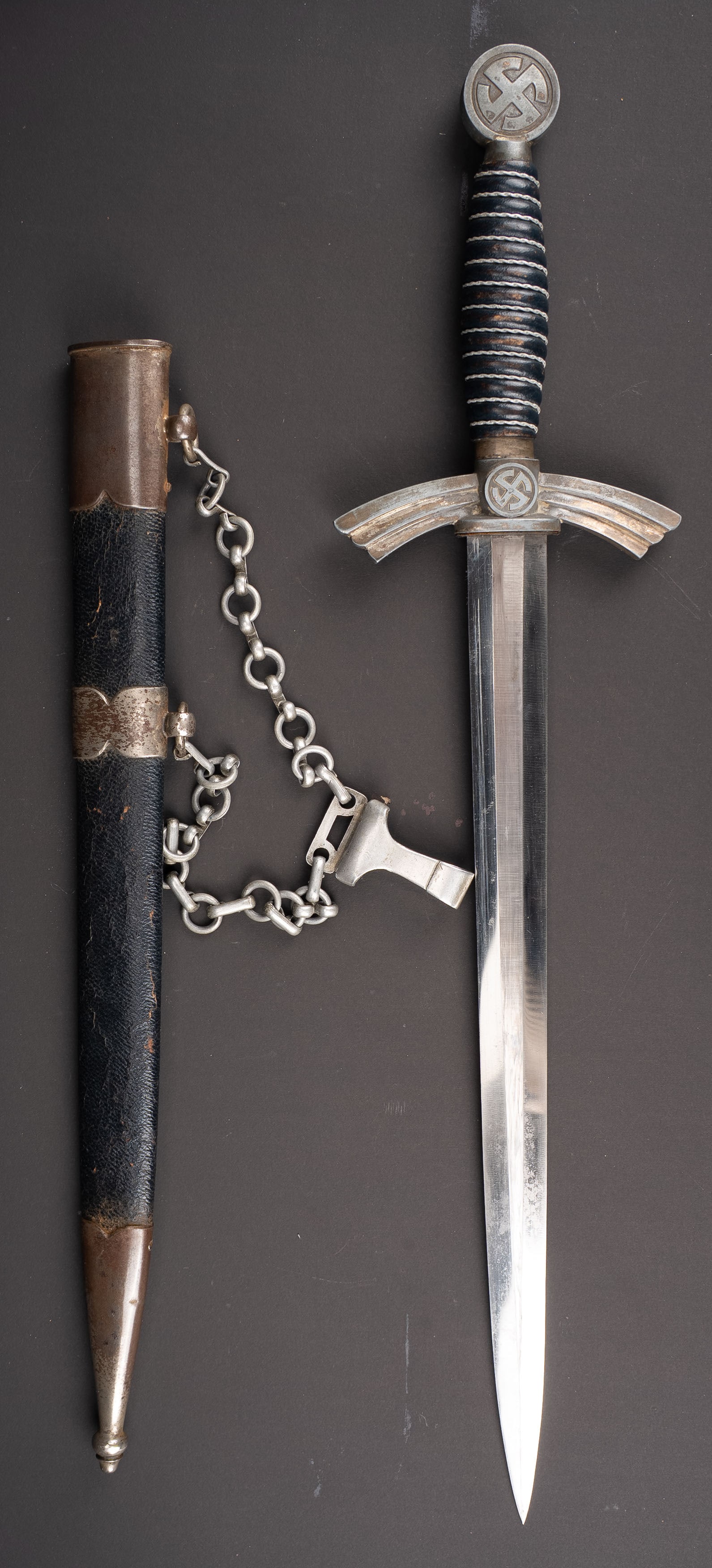Dague de la Luftwaffe. German Luftwaffe dagger.: Dague de la Luftwaffe. Modele 1935. Garnitures metalliques. Les dorures sur les insignes nationaux sont absentes. Poignee en maroquin bleu, presentant une certaine patine. Filigrane complet. Belle lam