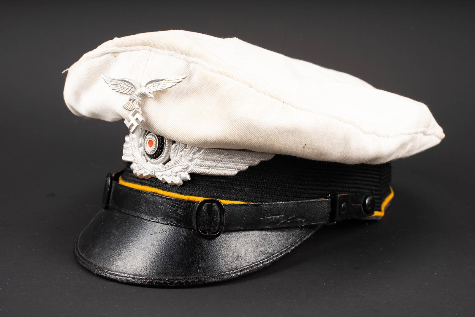 Casquette du personnel volant. German luftwaffe visor cap.: Casquette de sous-officier du personnel volant ou parachutiste. Modele estival. Bandeau en mohair noir. Insignes metalliques. Les insignes n ont pas ete demontes afin de verifier les attaches. Double