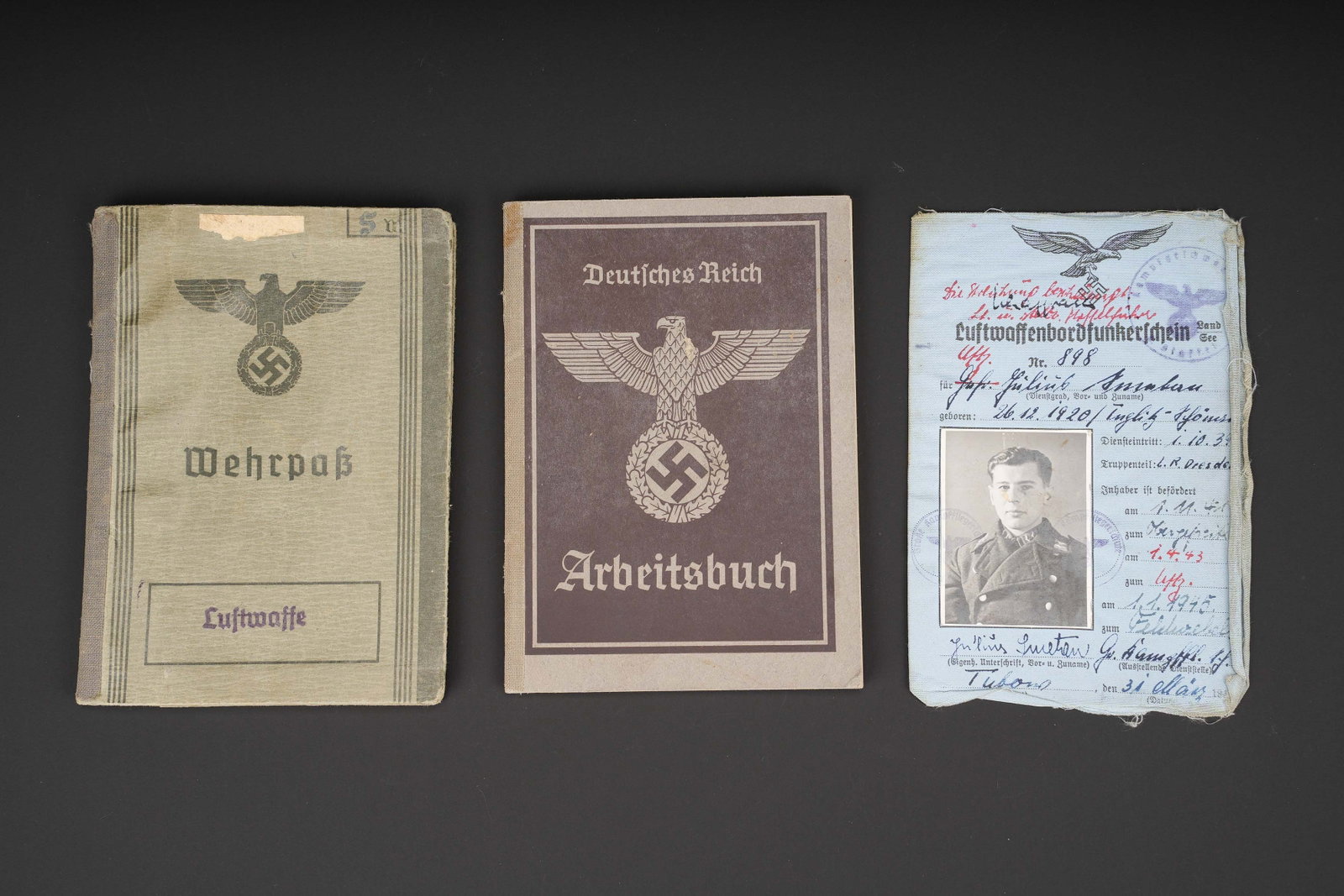 Wehrpass Luftwaffe. Luftwaffe Wehrpass: Wehrpass Luftwaffe. Couverture cartonnee, bel aigle de la Heer, tampon marque Luftwaffe. Indication Julius Smetan. Livret ouvert le 24 septembre 1939. Photo d identite presente, en costume civil.