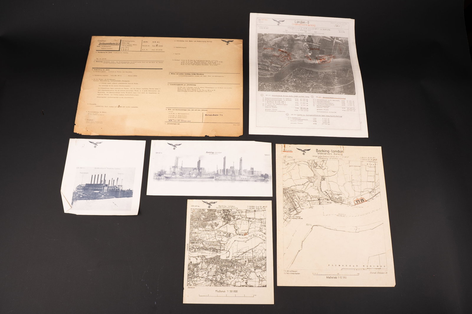 Ordres de mission LW. Luftwaffe mission orders.: Ordres de mission de la Luftwaffe concernant les bombardements sur l Angleterre. Comprenant un feuillet en papier indiquant la zone de bombardement, ici l usine de Barking a Londres, toutes les