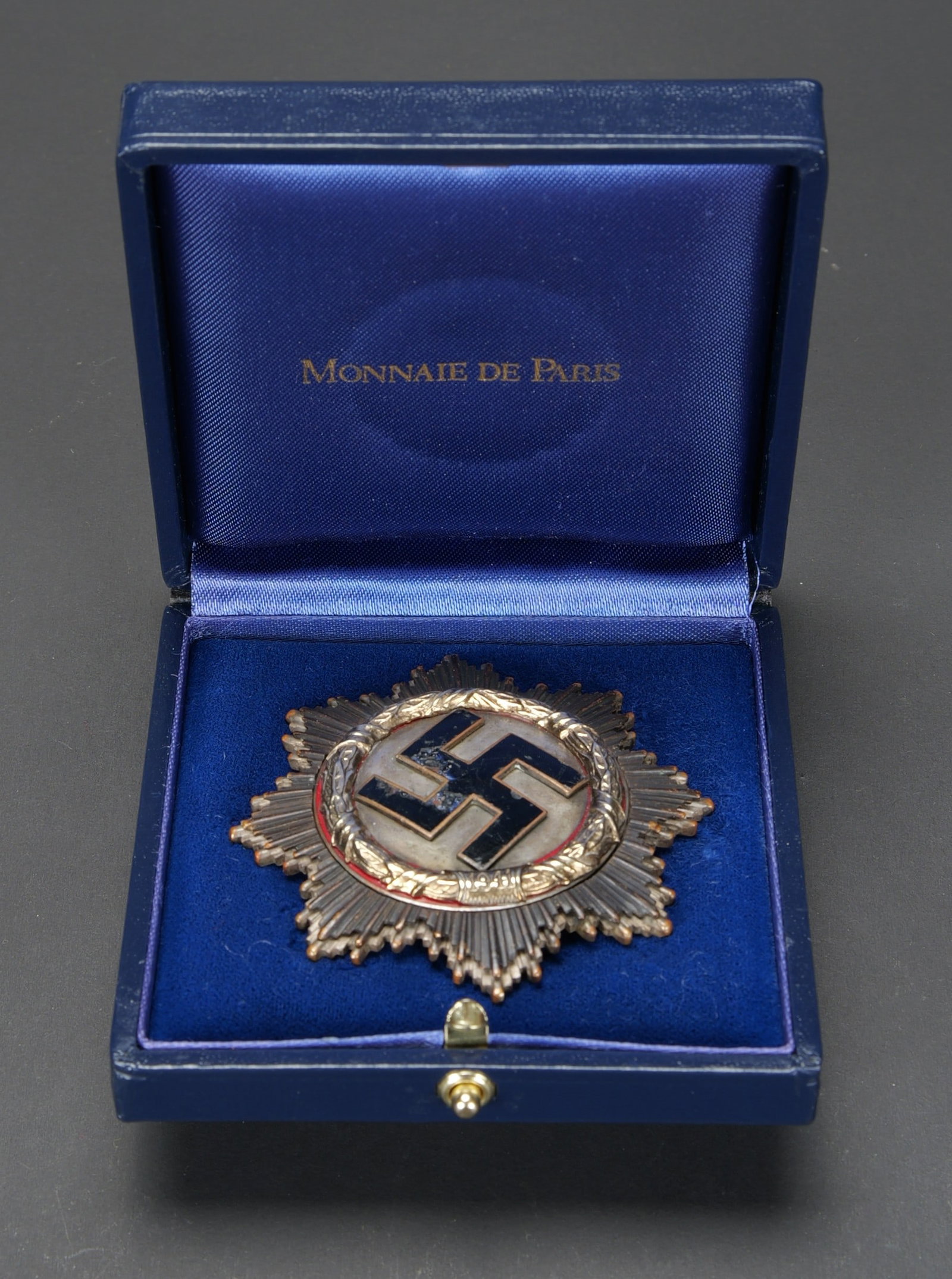 Deutsches Kreuz in Gold. German Cross in Gold: Deutsches Kreuz in Gold. En metal. Fabrication en plusieurs partie. Modele Dechler non marque. Six rivets au dos. Quelques eclats au niveau de l email noir. La dorure des feuilles de chene est