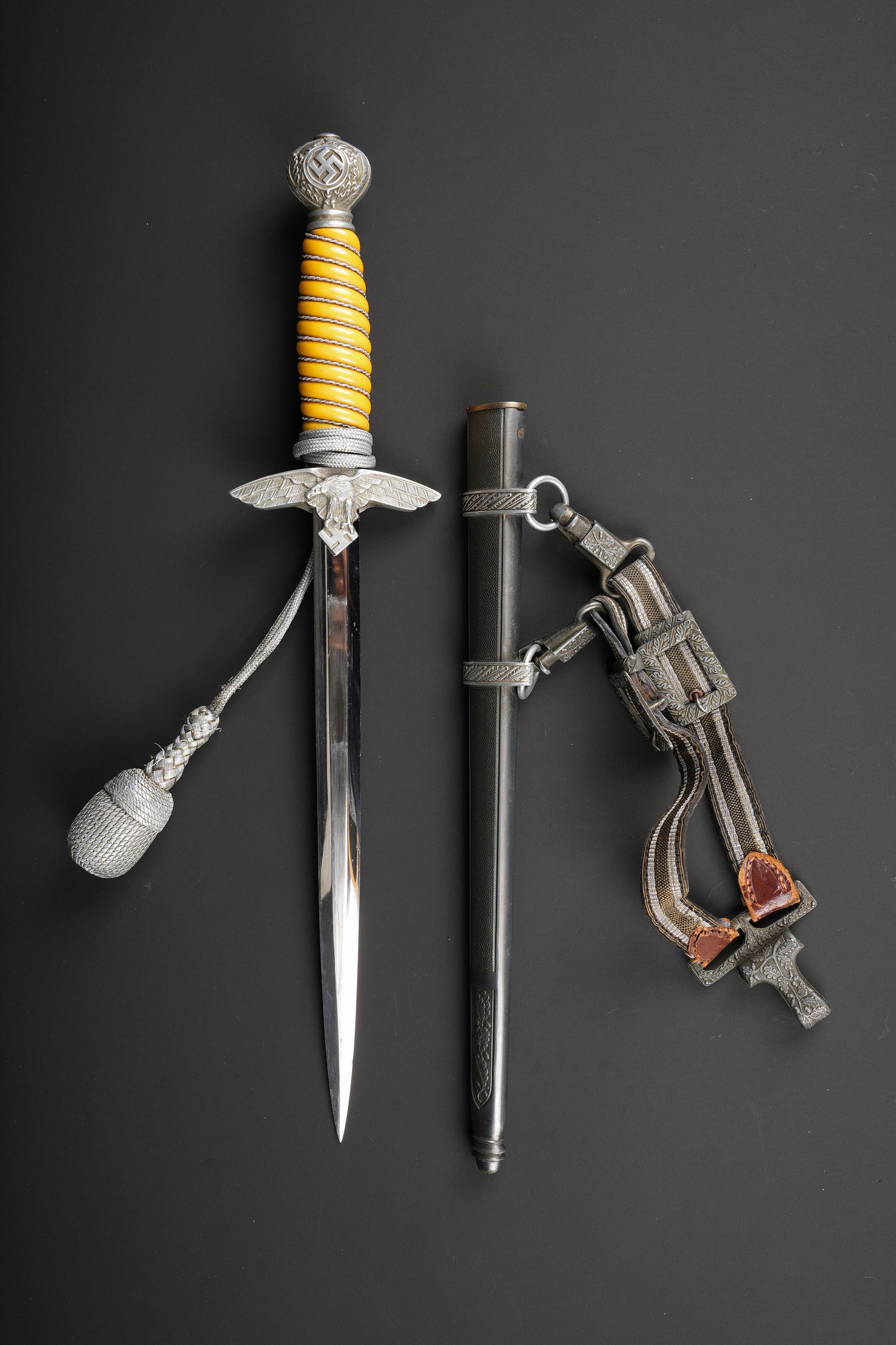 Dague officier LW. German Luftwaffe dagger.: Dague d officier de la Luftwaffe. Garniture en aluminium. Les dorures des insignes nationaux sont absentes. Poignee en cellulod jaune, filigrane complet. Dragonne couleur argent nouee d origine. Belle