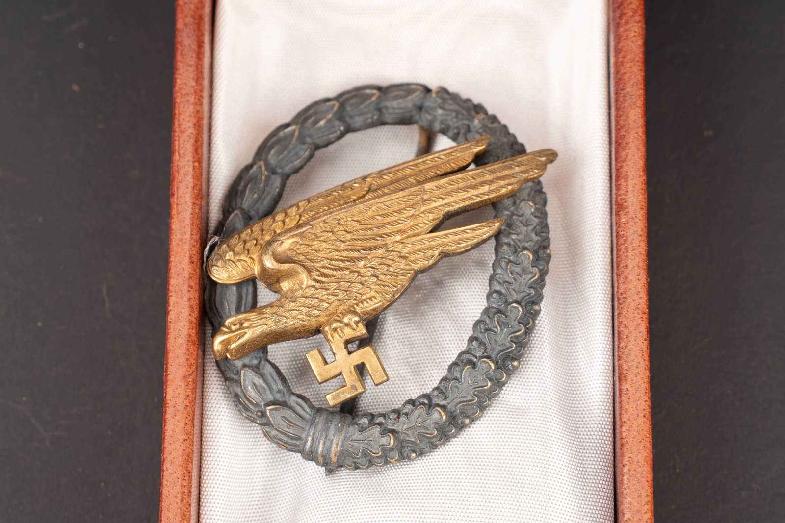 Brevet de parachutiste allemand. German Paratrooper Badge.: brevet de parachutiste allemand. Belle boite de couleur rouge. Le fermoir est complet. Interieur double en velours rouge et satinette blanche. Cette boite n est en aucun cas la boite de cet insigne.