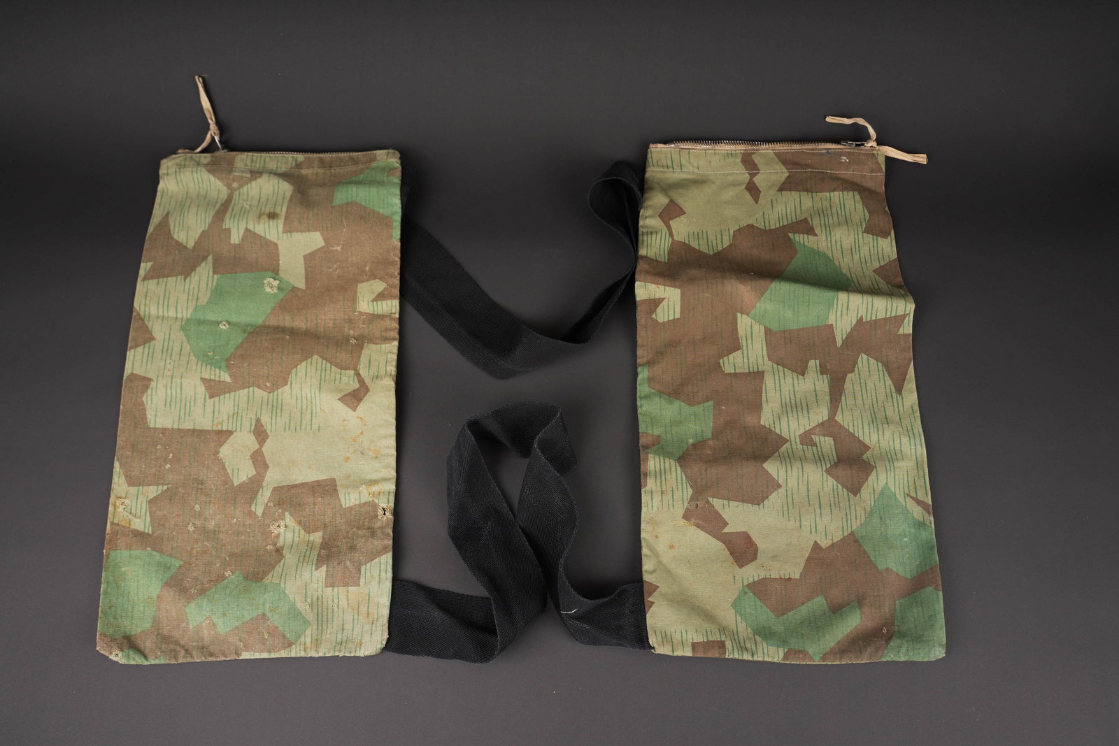 Portes grenade parachutiste allemand. German paratrooper grenade pouches.: Portes grenade pour parachutiste allemand. Deux sacoches en toile camoufle eclat. Les fermetures eclaires sont fonctionnelles. Fabrication Rheinnadel. Les cordons en toile sont presents. Les sangles