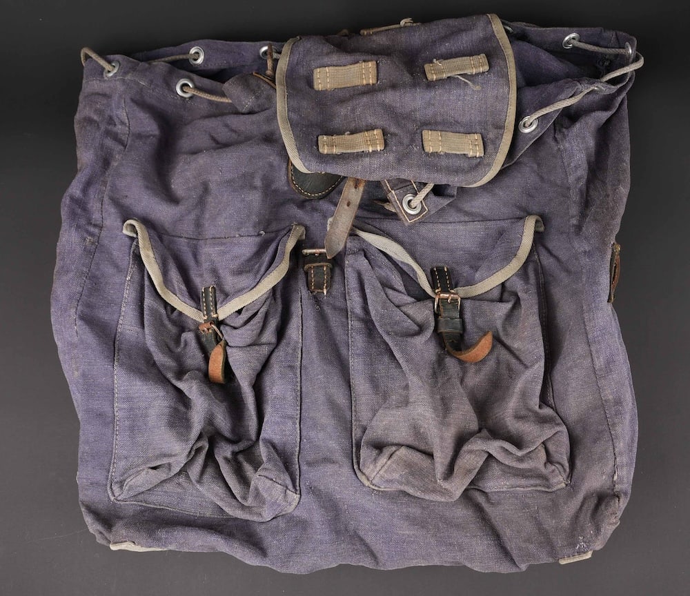 Sac a dos de la Luftwaffe. Luftwaffe backpack.: Sac a dos de la Luftwaffe. En epais tissu coton gris/bleu, et toile grise, ainsi que quelques sangles en cuir noir. Les bretelles en toile type brelage sont presentes. Les parties metalliques sont