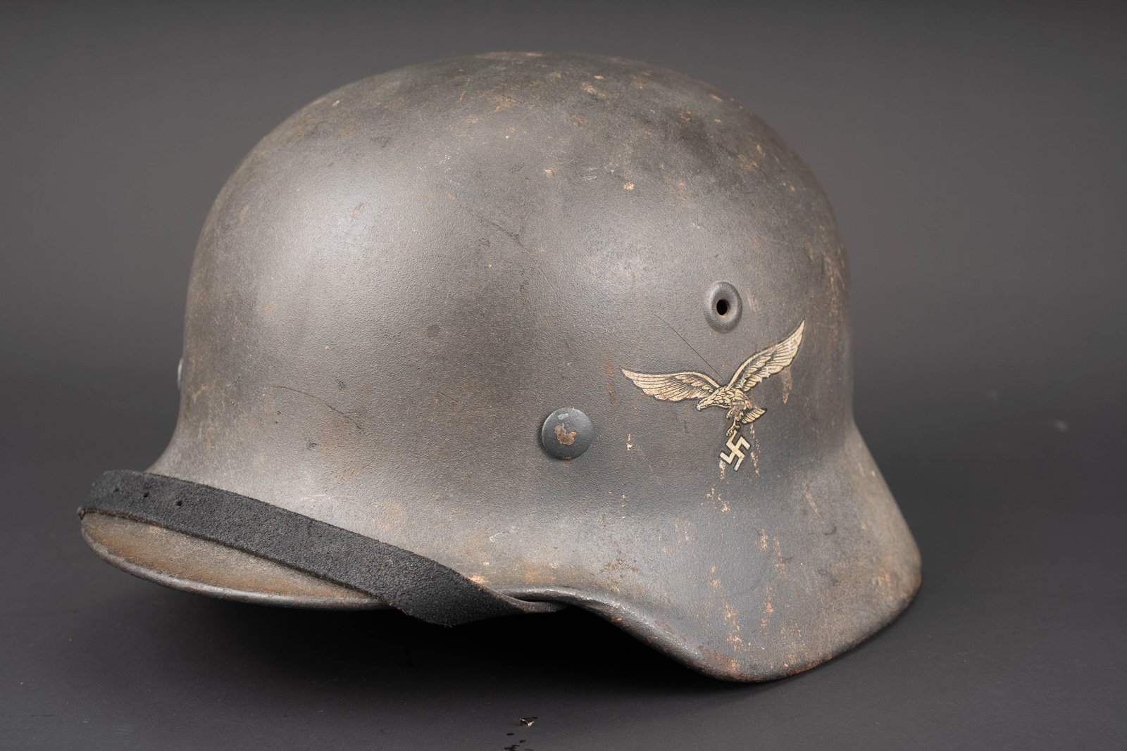 Casque de la Luftwaffe. German Luftwaffe helmet: Casque double insigne de la Luftwaffe. Coque de casque M-40. Fabrication Q62, numero DN92. Coiffe en cuir complete. Le cordon de serrage est manquant. Taille 55. Jugulaire en cuir complete, marquages
