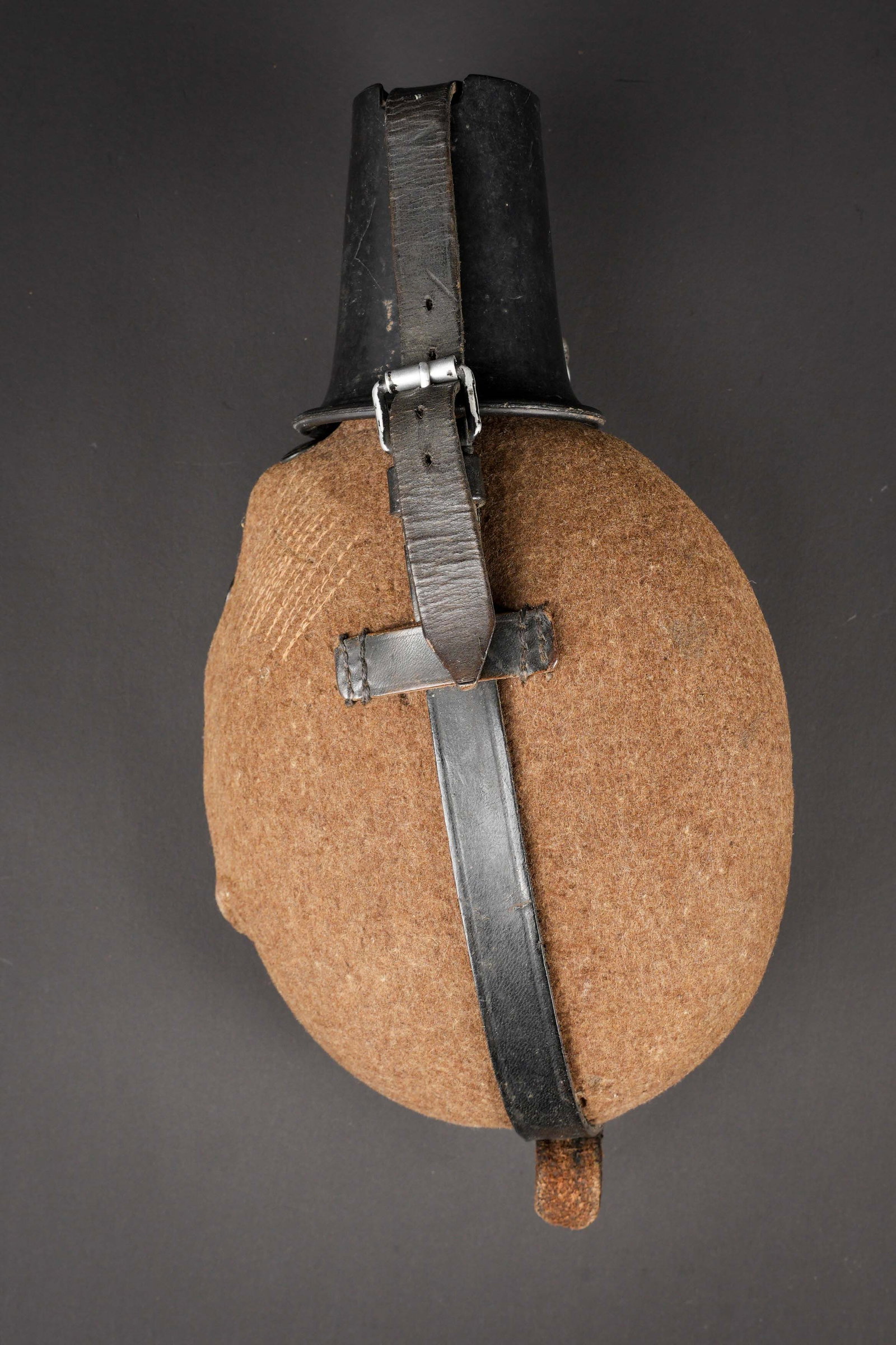 Gourde allemande. German canteen: Gourde allemande. En aluminium. Fabrication illisible, bouchon en aluminium portant le marquage ONL 39. Housse en feutrine marron. Les boutons pressions sont fonctionnelles. Quelques reparations d