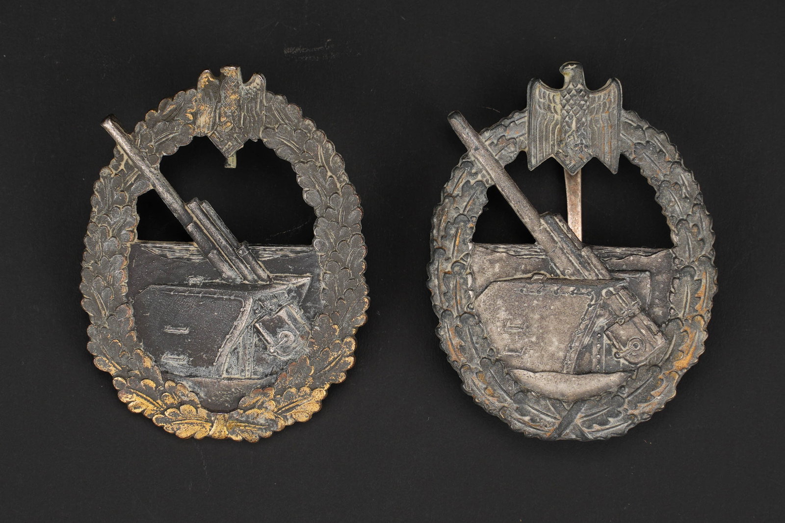 Insignes de l artillerie cotiere. Coastal Artillery insignia.: Insignes de l artillerie cotieres. Deux insignes en metal, la couleur or est quasiment absente des deux insignes. Une attache verticale et une attache horizontale completes. Sans marquages fabricant v