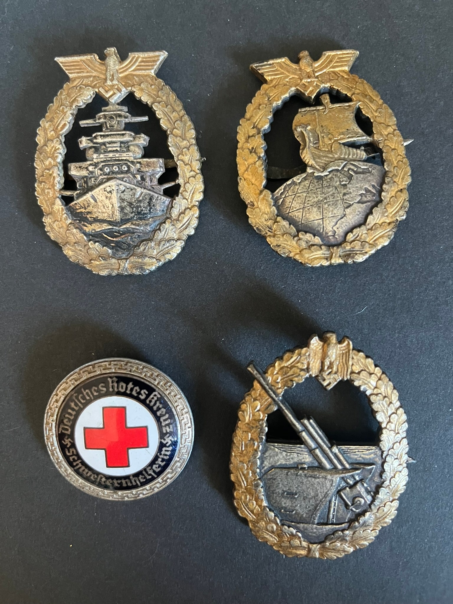 ALLEMAGNE 1933 - 1945 INSIGNES MARINE. Germany 1933?1945 Kriegsmarine insignia.: Lot de 4 insignes. 3 de la Kriegsmarine en fabrication francaise de la Maison Bacqueville, Flotte de haute mer, Croiseur Auxiliaire, Artillerie Cotiere. On joint un insigne emaille d infirmiere princi