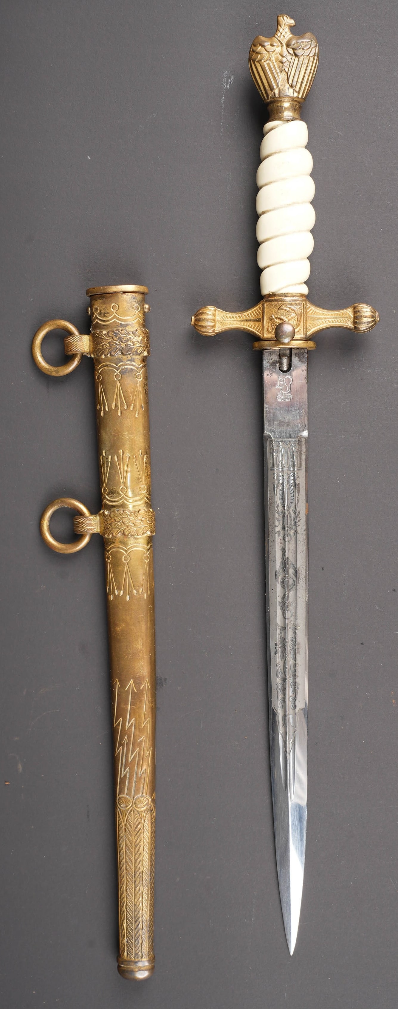 Dague Kriegsmarine. German Kriegsmarine dagger.: Dague Kriegsmarine. Garnitures en metal, couleur or. Poignee en cellulod blanche. Le filigrane est manquant. Lame a decors d ancre de marine, fabrication Eickhorn Solingen. Fourreau a decors d eclair.