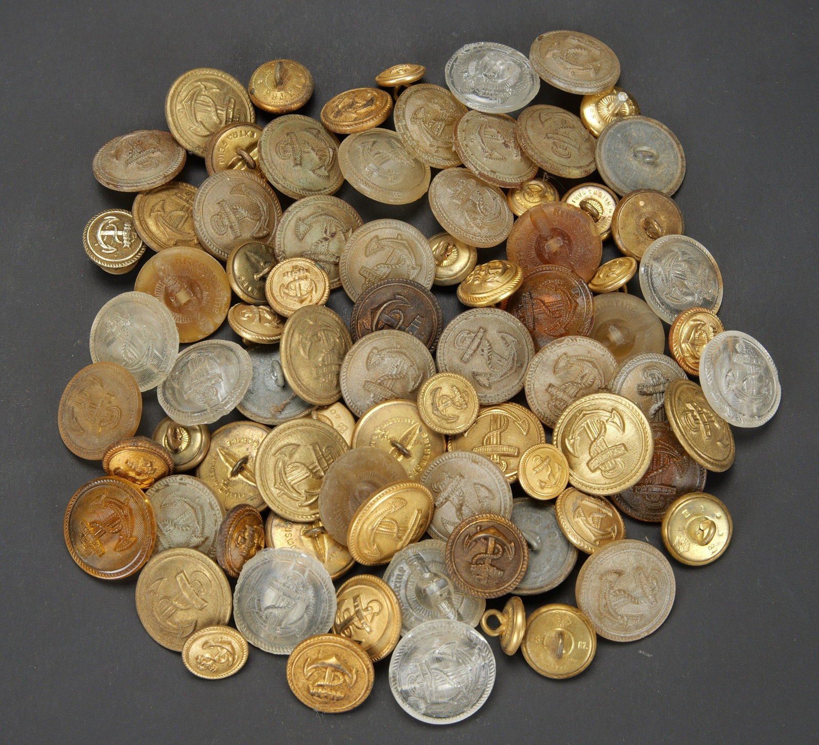 Boutons de la Kriegsmarine. Kriegsmarine buttons.: Boutons de la Kriegsmarine. 80 boutons en metal et verres. Divers modeles. A noter une certaine usure et patine des pieces. Etat II+. Kriegsmarine buttons. Lot of 80 metal and glass buttons. Various p