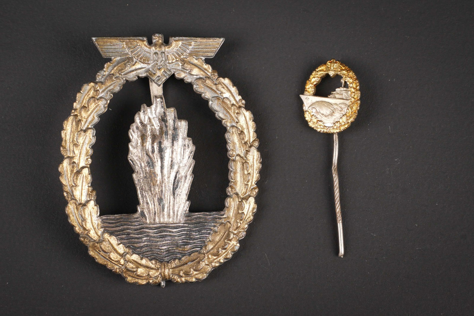 Insignes Kriegsmarine. German Navy insignias: Insignes Kriegsmarine. Comprenant un insigne des mouilleurs de mite. Couleur argent a 70%. Couleur or a 60%. Attache complete. Le fermoir est absent. Sans marquages visibles. On y joint une epinglette