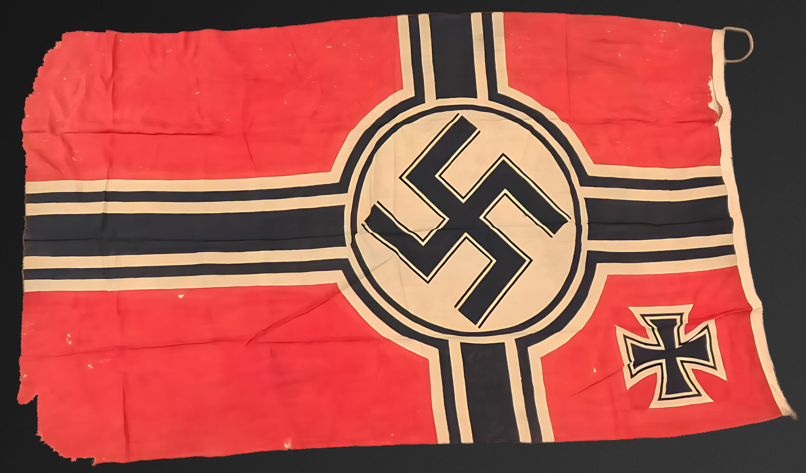 Drapeau Kriegsmarine de l hotel Le Continental de Brest. Kriegsmarine signal flag from the Hotel Le (1 of 4)
