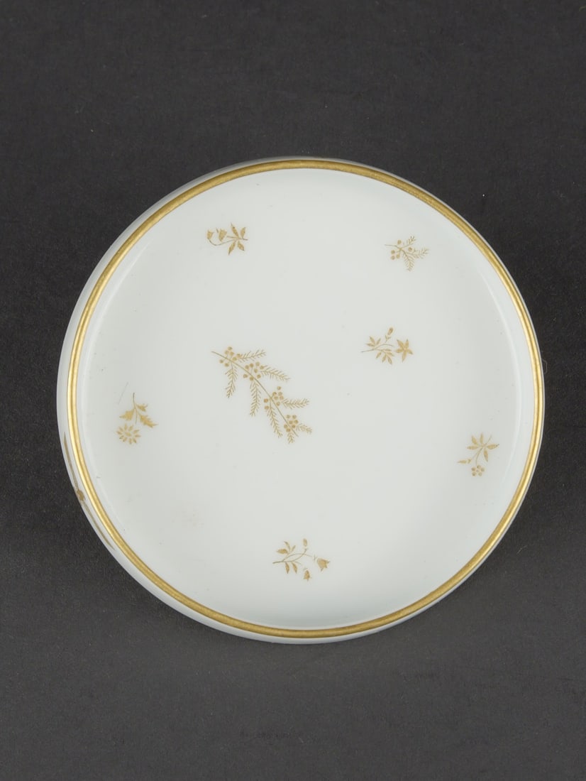 Cendrier de la Kriegsmarine. Kriegsmarine ashtray.: Cendrier en porcelaine de Sevres pour la Kriegsmarine. En fine porcelaine a decors floraux, lisere or faisant le tour de la piece. Beau marquage a l encre de marine. Marquages Weihnachten Paris 1943. 