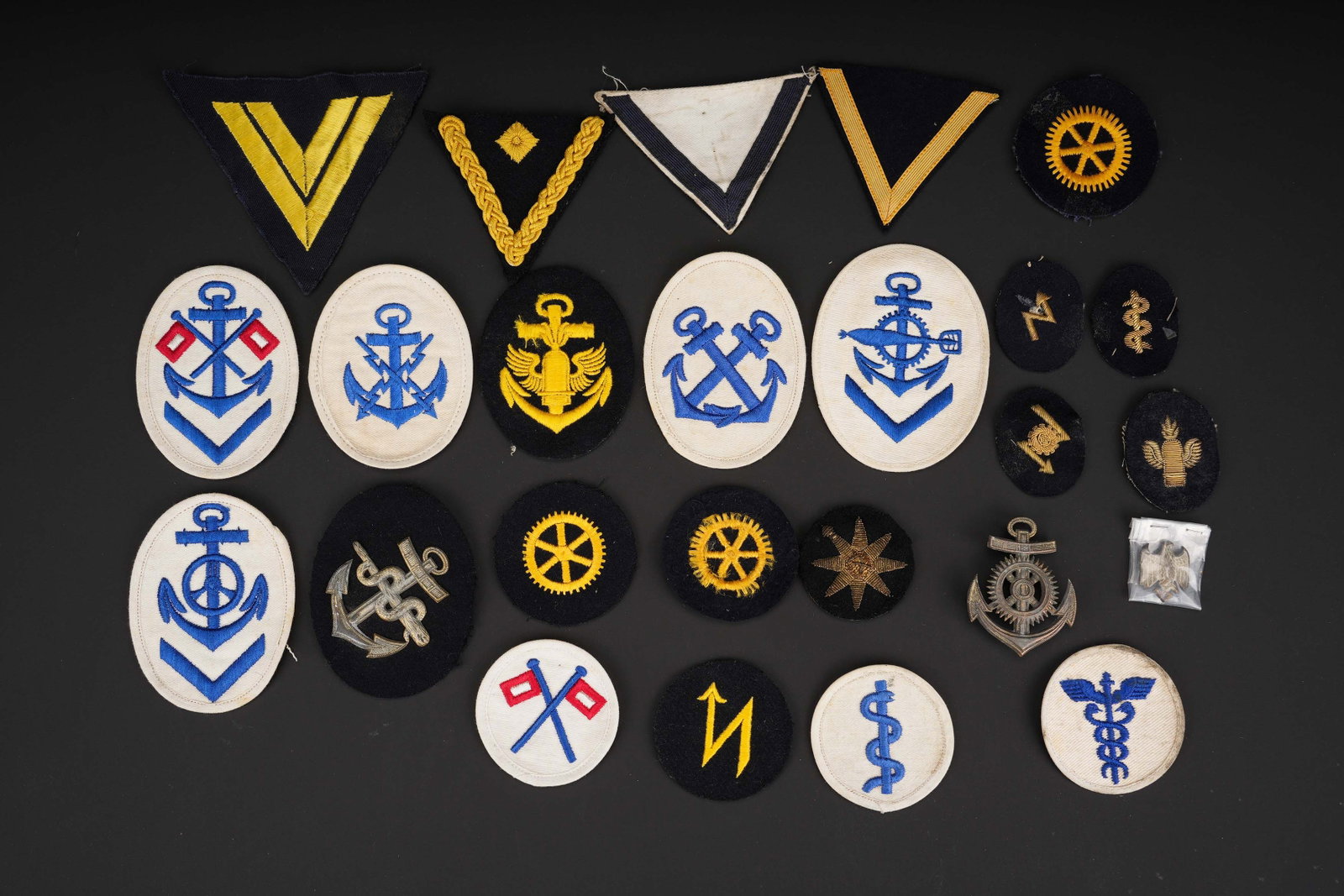 Insignes de specialite Kriegsmarine. German Kriegsmarine insignias.: Insignes de specialite de la Kriegsmarine. Ving cinq insignes. Divers modeles et fabrication. A noter une certaine usure et patine des pieces. Etat II+. Kriegsmarine specialty insignia. Lot of five