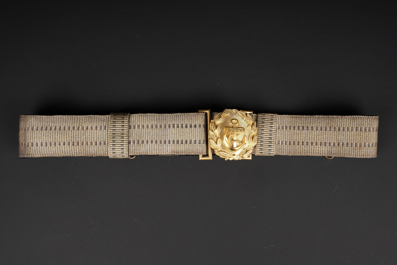 Ceinturon officier Kriegsmarine. German navy officer belt.: Ceinturon d officier de la Kriegsmarine. Galons argent et gris sur plateau en drap noir. Boucle de ceinturon en metal, couleur or. Reste d indication nominative illisible au dos. A noter une certaine